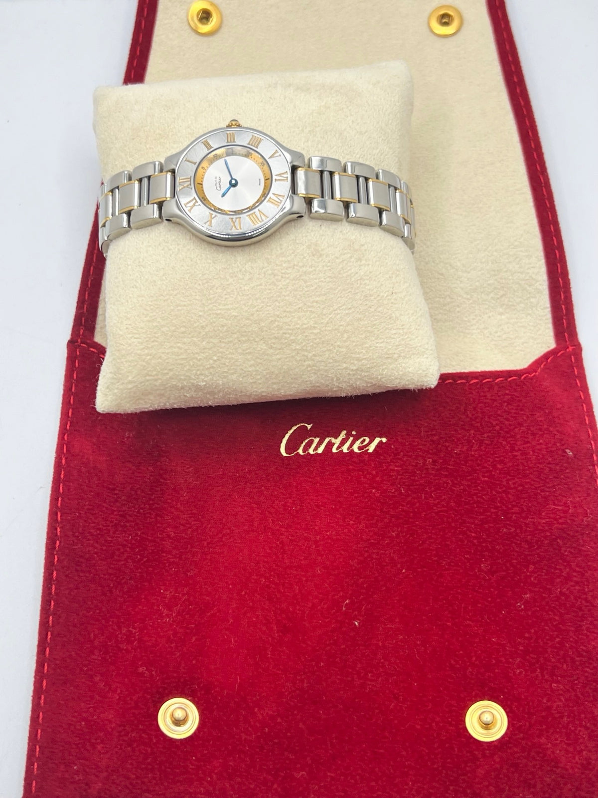 Montre Cartier 21 Must de Cartier référence 1340, modèle vintage au design intemporel. Cette montre de luxe présente un boîtier en acier de 28 mm, un bracelet bicolore en acier et or ainsi qu’un cadran argenté. Équipée d’un mouvement quartz suisse à 7 rubis et d’un verre saphir, elle offre une étanchéité de 3 ATM. Élégante et raffinée, cette Cartier 21 vintage allie le savoir-faire horloger de Cartier à un style classique et sophistiqué.