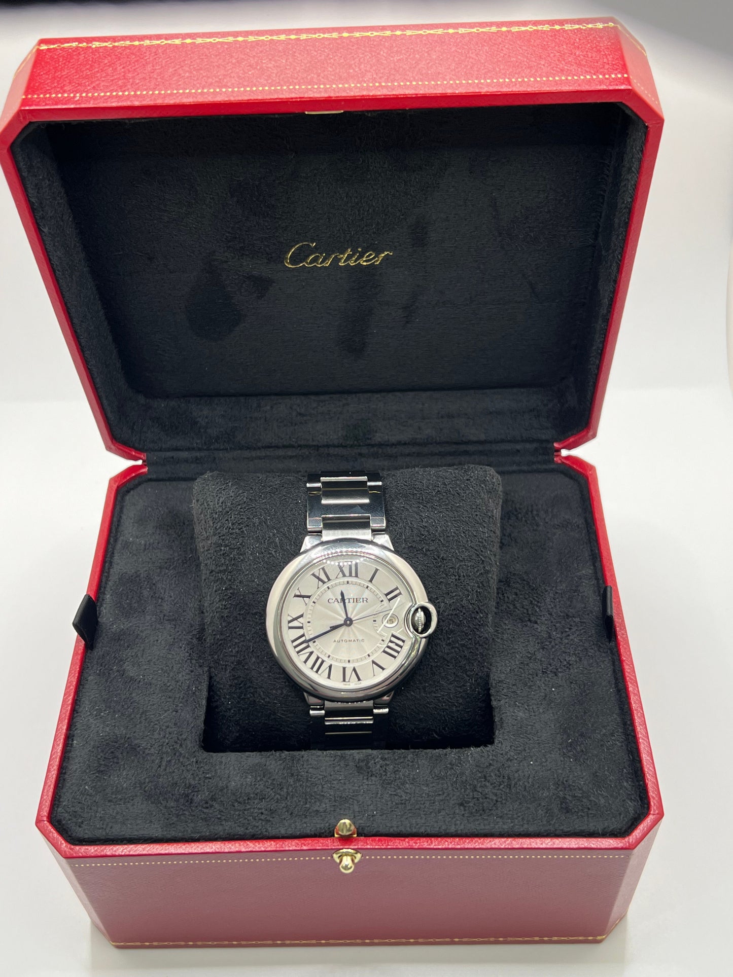 Découvrez la Cartier Ballon Bleu 42mm, une montre élégante et intemporelle, vendue avec sa boîte d'origine. Ce modèle emblématique séduit par son design raffiné, son boîtier parfaitement arrondi et sa couronne sertie d’un saphir bleu. Idéale pour les amateurs d’horlogerie de luxe, cette pièce allie sophistication et savoir-faire horloger.