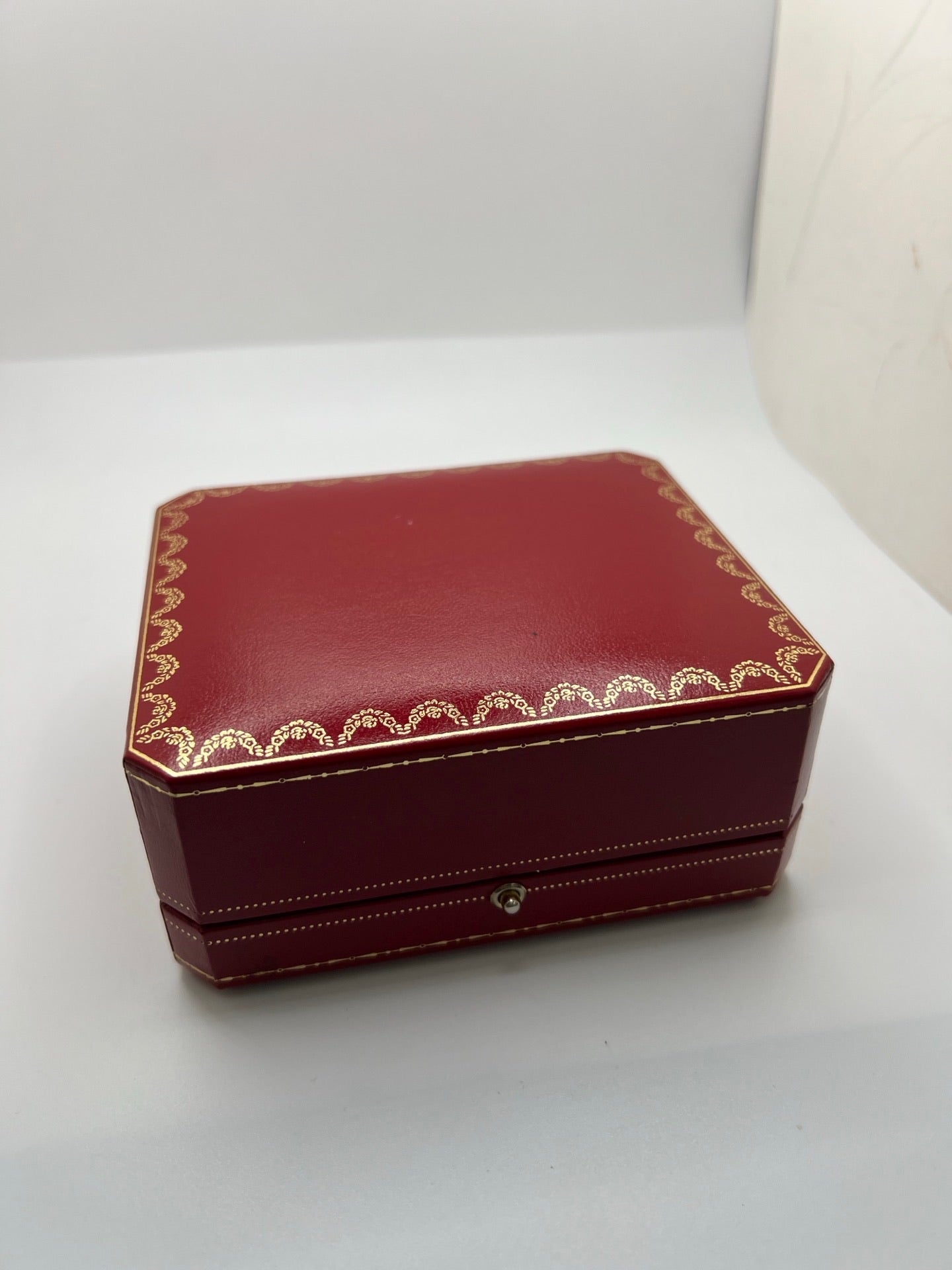 Montre Cartier Chambord 7825 pour femme, équipée d’un mouvement quartz et d’un boîtier en or jaune de 21 mm. Ce modèle d’occasion en très bon état présente un cadran blanc à chiffres romains, un verre minéral et un bracelet en cuir de crocodile noir avec boucle ardillon en or jaune. Élégante et intemporelle, la Cartier Chambord 7825 séduit par son style raffiné et son design classique, idéale pour les passionnées de montres de luxe vintage.