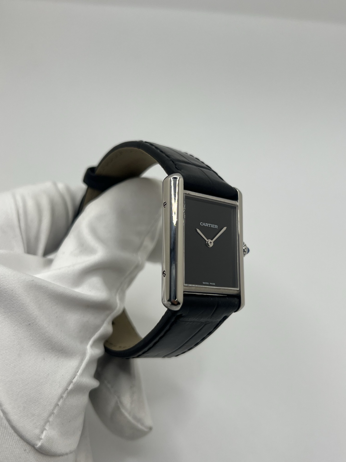 Élégante, graphique et profondément intemporelle, la Cartier Tank Must est l’une des montres les plus emblématiques de l’histoire de l’horlogerie. Inspirée du design originel de la Tank créée en 1917, elle incarne l’essence même du style Cartier : lignes pures, équilibre parfait et sophistication discrète.