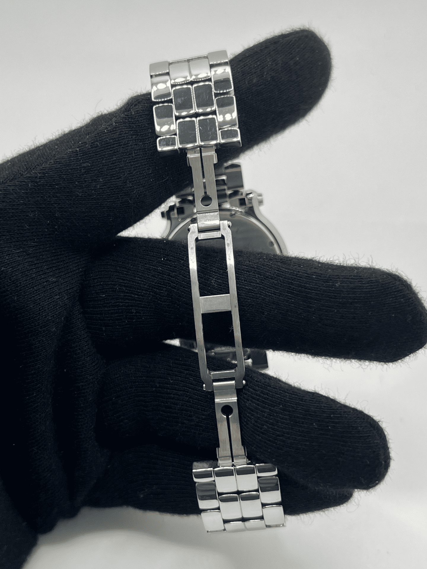 Montre emblématique Chopard Happy Sport en acier inoxydable, sublimée par des diamants mobiles étincelants. Alliant élégance et modernité, ce garde-temps incarne le luxe intemporel et le savoir-faire suisse. Idéale pour sublimer chaque moment avec raffinement et sophistication.