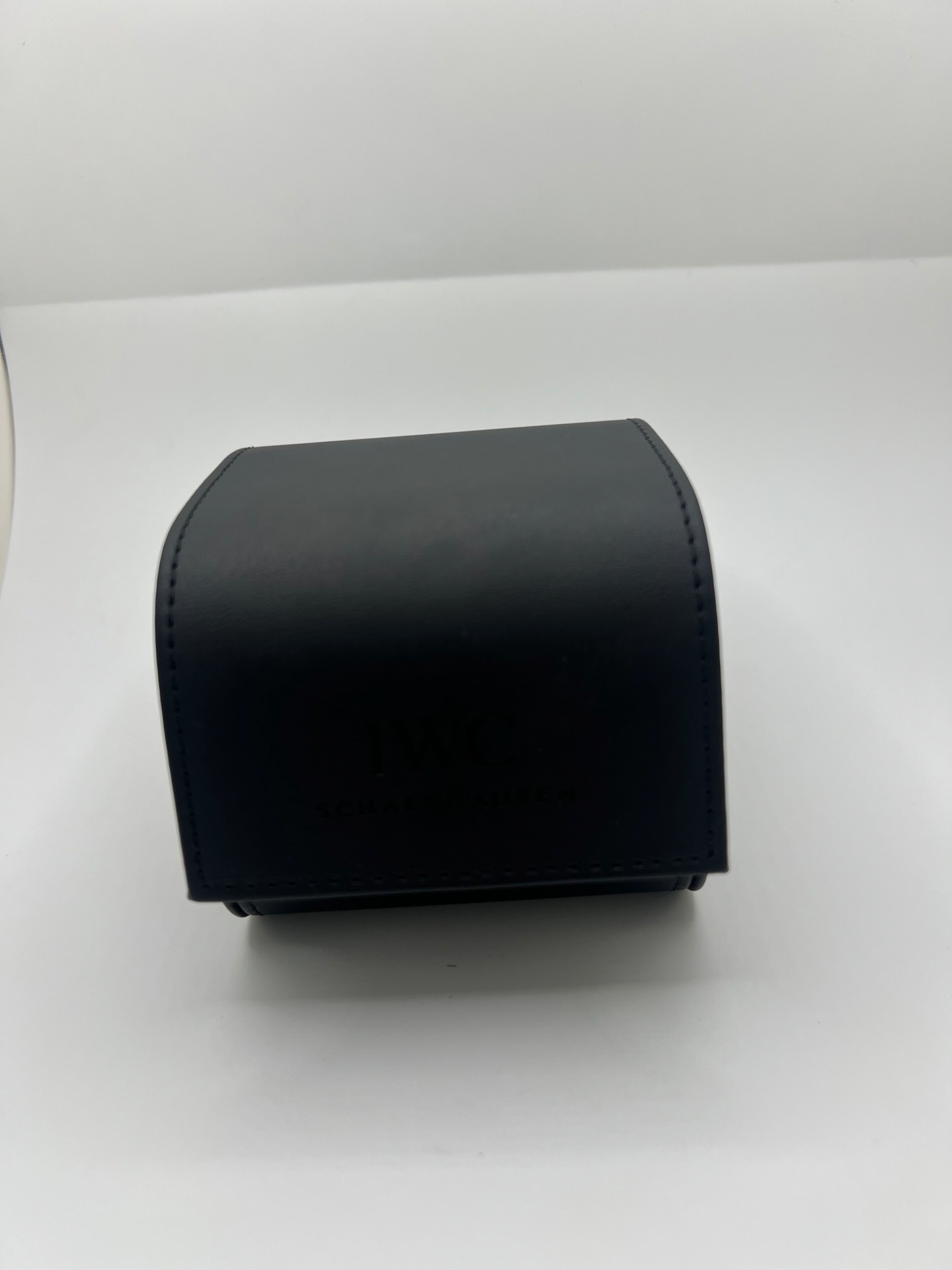 Chronographe IWC Portuguese en or blanc 18 carats, symbole d’élégance et de précision horlogère. Cette montre de luxe présente un boîtier en or blanc 18K, un cadran épuré avec compteurs de chronographe et des aiguilles fines offrant une lisibilité remarquable. Modèle emblématique de la collection IWC Portuguese, apprécié pour son design classique, son mouvement suisse de haute horlogerie et son style intemporel.