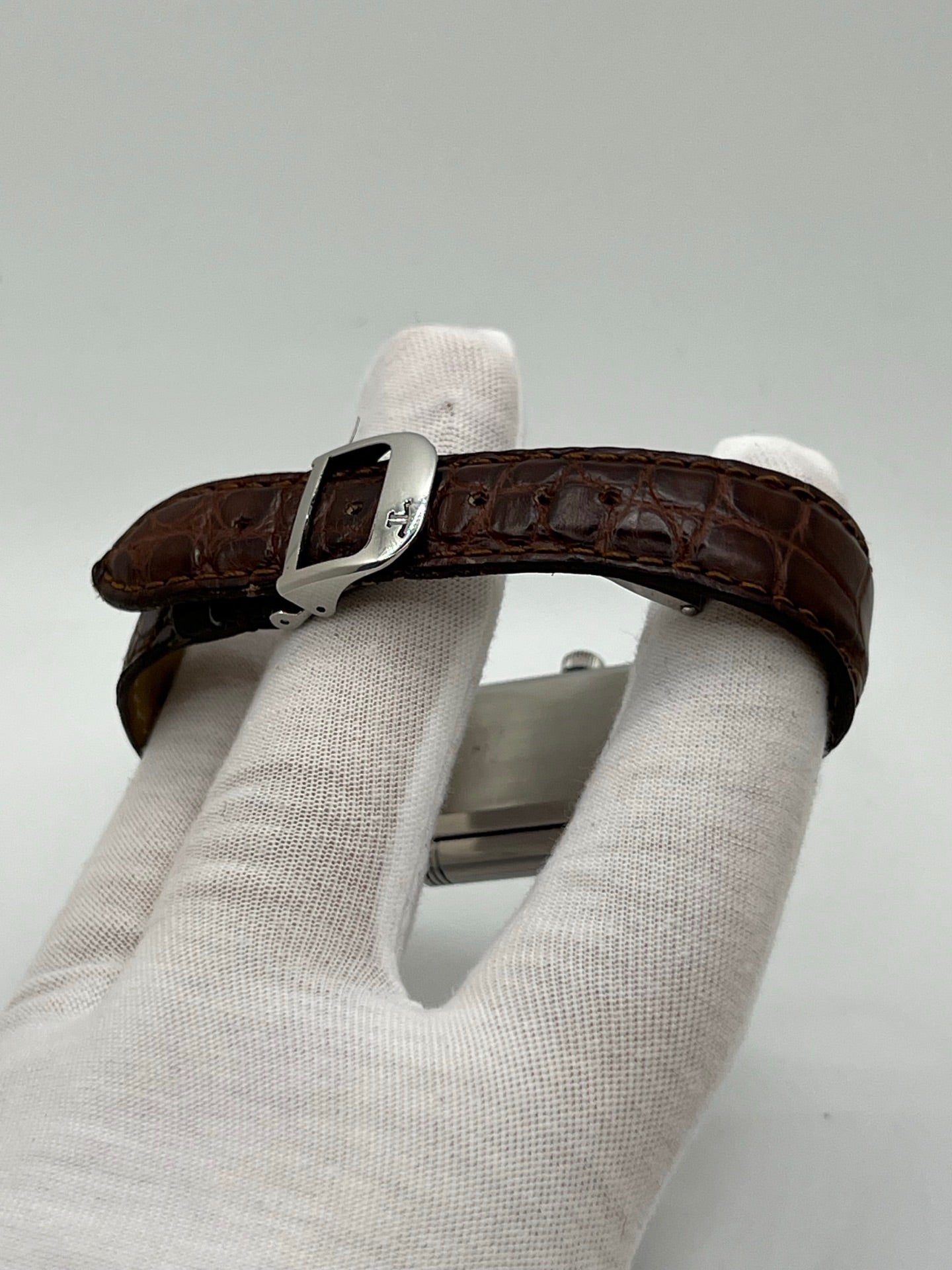 Découvrez la Montre Jaeger-LeCoultre Reverso Grande Taille 270.8.62, un garde-temps emblématique alliant élégance et ingénierie horlogère. Avec son boîtier rectangulaire emblématique et son design raffiné, ce modèle incarne le savoir-faire exceptionnel de Jaeger-LeCoultre. Idéale pour les passionnés de haute horlogerie, cette montre offre un style intemporel et une mécanique de précision. Un choix parfait pour les amateurs de montres de luxe et de pièces d’exception.