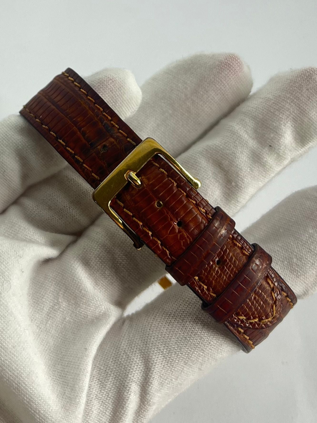 La Milus Vintage en or 18K est une montre élégante et rare, symbole du savoir-faire horloger traditionnel. Son boîtier en or massif lui confère un charme intemporel et une valeur durable. Idéale pour les amateurs de pièces de collection, elle incarne le raffinement d’une époque et l’authenticité d’un design horloger classique.
