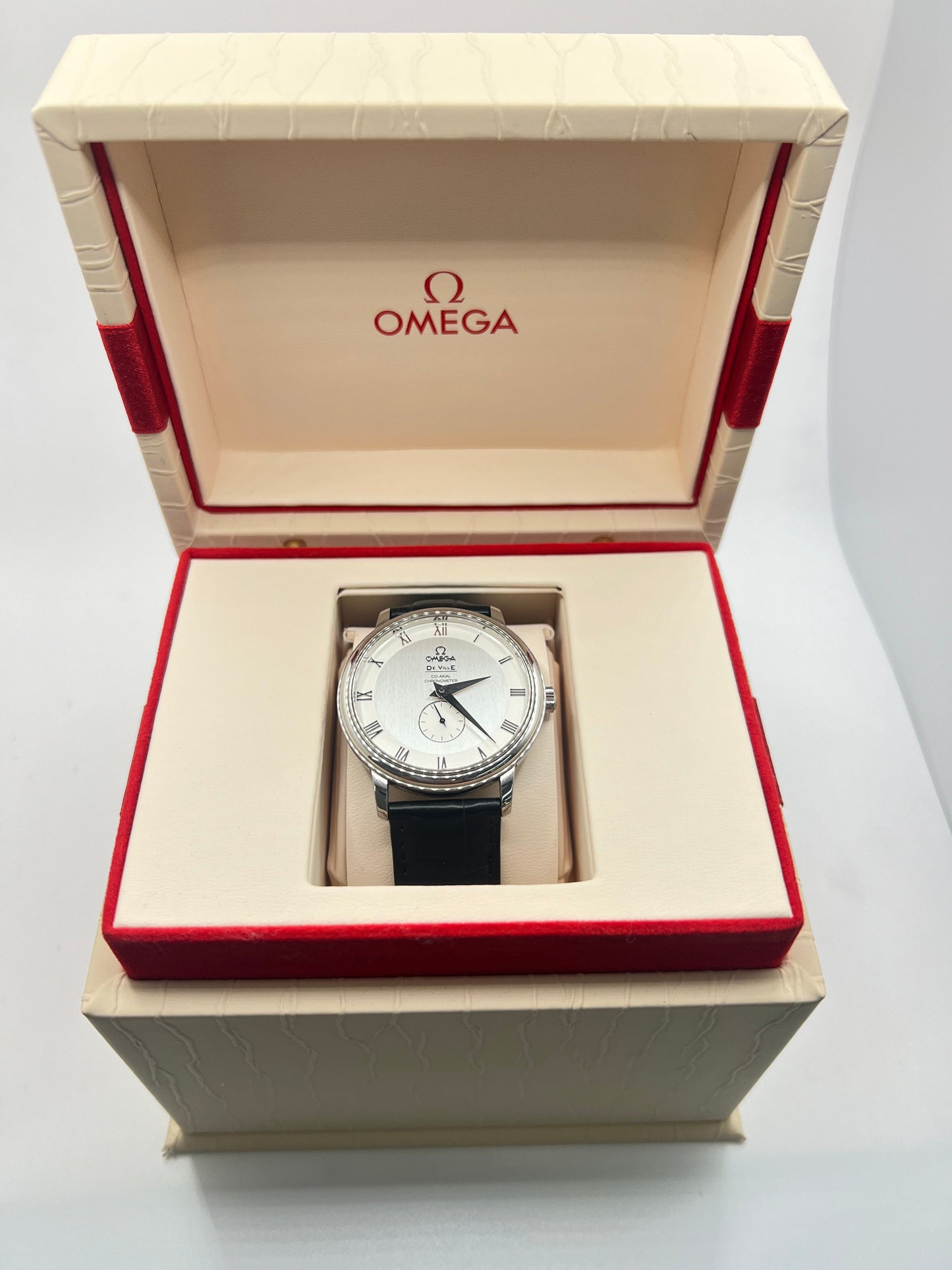 Découvrez la Montre Omega De Ville Co-Axial 4813.30.01, un garde-temps d’exception à remontage automatique, alliant élégance et précision horlogère. Ce modèle raffiné est équipé d’un mouvement performant et est livré avec sa boîte d’origine, garantissant son authenticité et son excellent état. Parfait pour les amateurs de montres de luxe, ce bijou intemporel reflète tout le savoir-faire de la maison Omega.