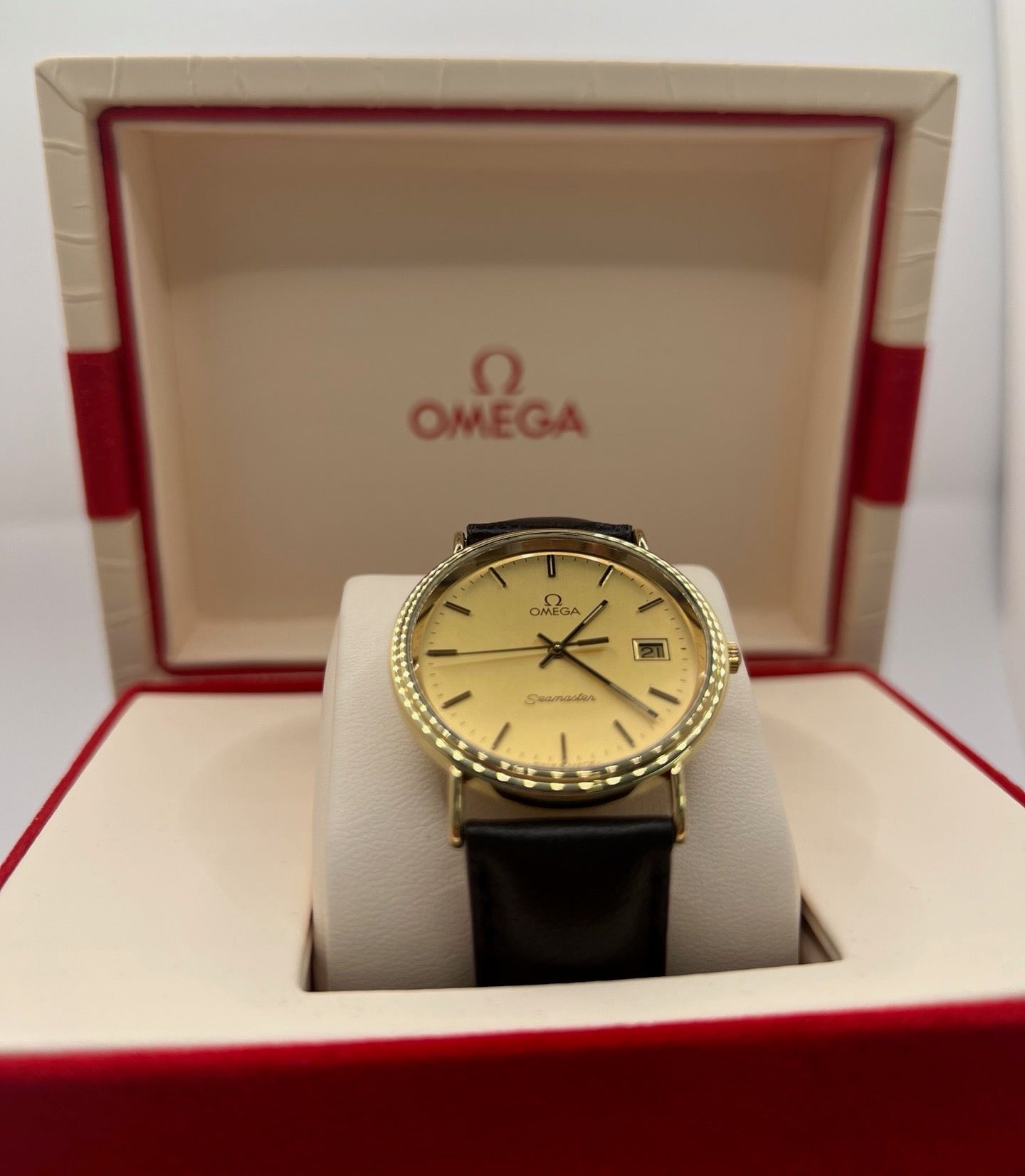 Montre Omega Seamaster en or 18K avec mouvement Quartz et boîte d'origine. Cette élégante montre de luxe allie le savoir-faire horloger d’Omega à la précision d’un mouvement Quartz fiable. Son boîtier en or 18 carats offre une touche raffinée et intemporelle. Livrée avec sa boîte d'origine, elle est idéale pour les collectionneurs et amateurs de belles montres. Parfaite pour sublimer votre poignet avec prestige et élégance.