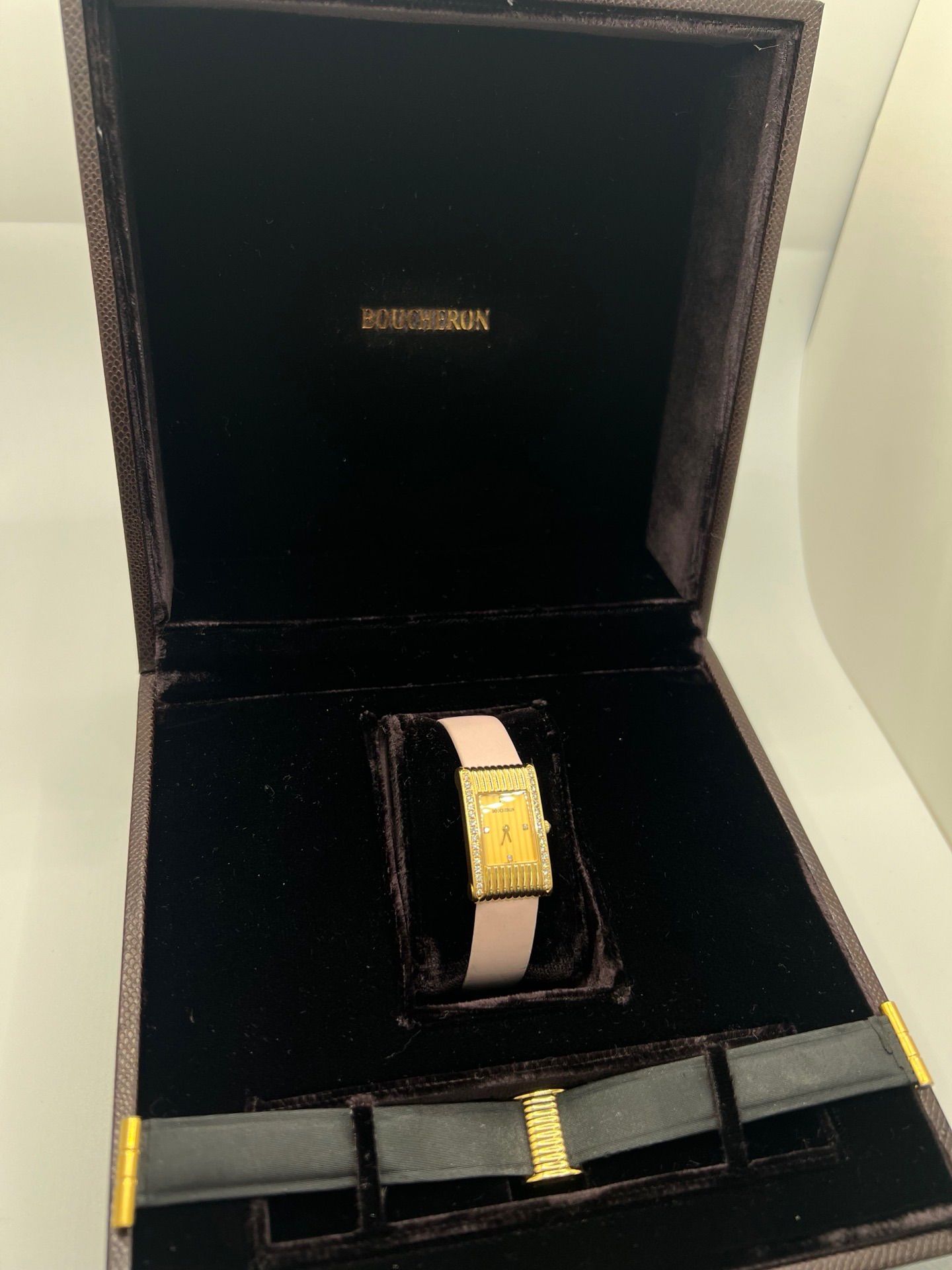 Découvrez l’élégance intemporelle de la montre Boucheron Reflet en or jaune, sublimée par des diamants scintillants et un bracelet rose raffiné. Ce garde-temps d’exception est livré avec sa boîte originale Boucheron, garantissant son authenticité et son prestige. Un bijou horloger parfait pour sublimer votre poignet avec sophistication.