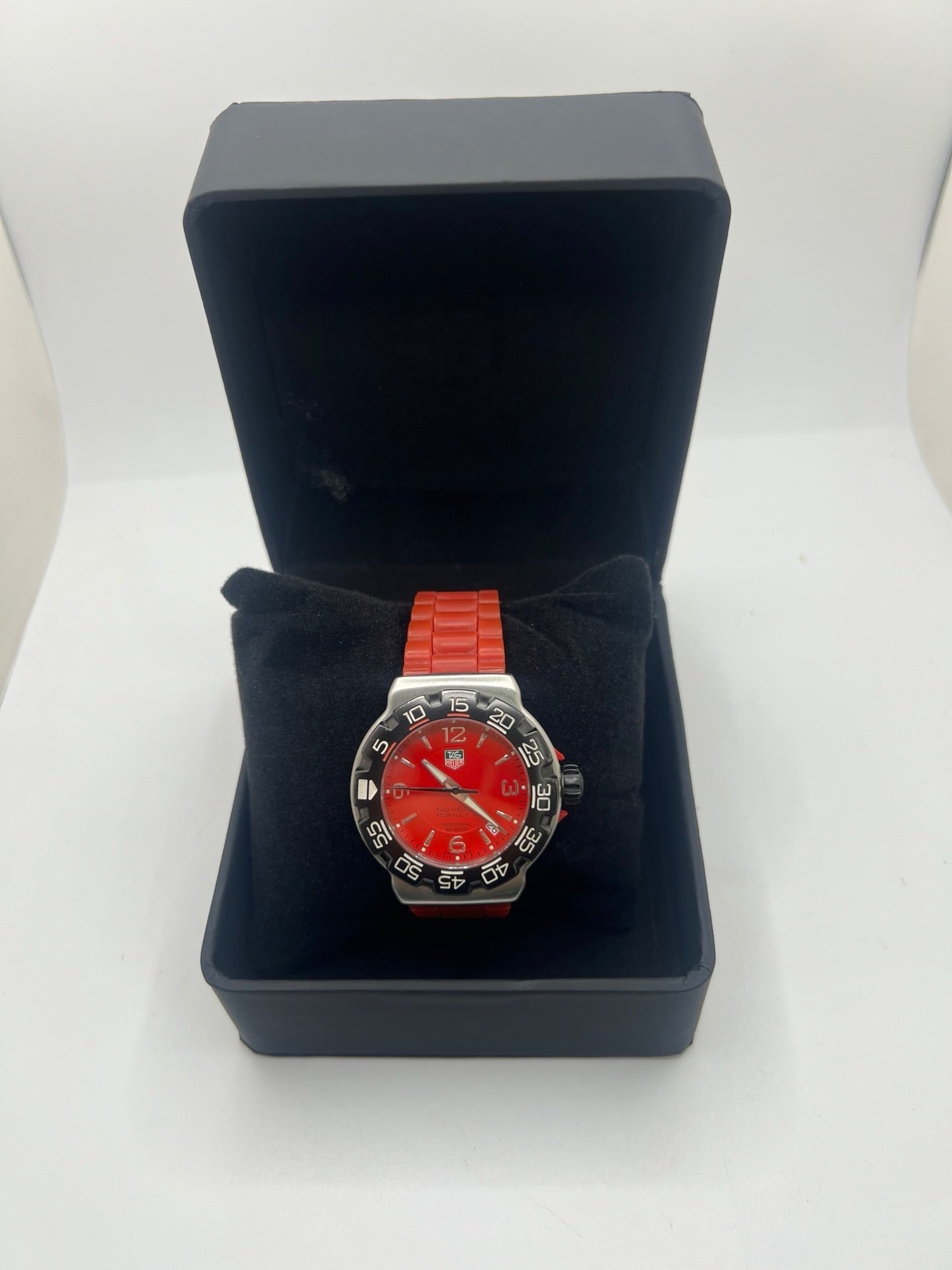Montre TAG Heuer Formula 1 Quartz réf. WAC1113-0 en acier avec mouvement à quartz, cadran rouge à chiffres arabes et lunette en céramique. Son boîtier de 40 mm est associé à un bracelet en caoutchouc rouge avec boucle ardillon en acier, offrant un style sportif et un excellent confort. Cette TAG Heuer Formula 1 d'occasion est en très bon état, révisée en interne et disponible immédiatement. Elle dispose également d'un affichage de la date.
