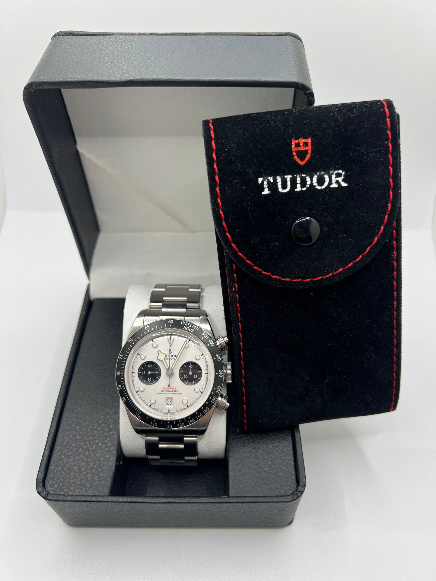 Découvrez la montre Tudor Black Bay Chronograph, un modèle emblématique alliant élégance et performance. Ce chronographe, issu de la célèbre collection Black Bay, offre un design raffiné et une précision de haut niveau. Idéale pour les amateurs de montres sportives et de plongée, cette montre Tudor est livrée avec sa boîte d'origine, garantissant une expérience d'achat complète. Ajoutez cette montre intemporelle à votre collection et profitez de la qualité exceptionnelle de Tudor.