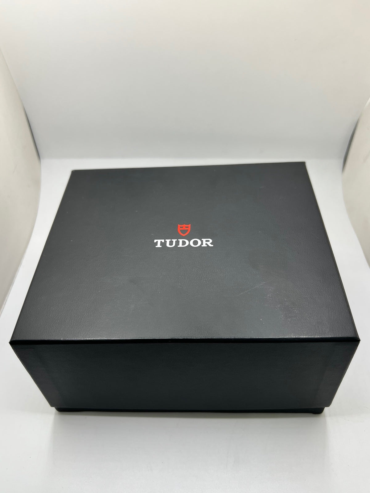 Montre Tudor Black Bay Fifty-Eight 7939G1A0NRU en acier, équipée d’un mouvement automatique et du calibre MT5450-U, offrant une réserve de marche de 65 heures. Son boîtier de 39 mm est associé à un cadran noir protégé par un verre saphir. Étanche à 20 ATM, cette Tudor Black Bay Fifty-Eight dispose des fonctions date et GMT. Un modèle de 2026, livré avec son coffret et ses papiers d’origine, en très bon état.