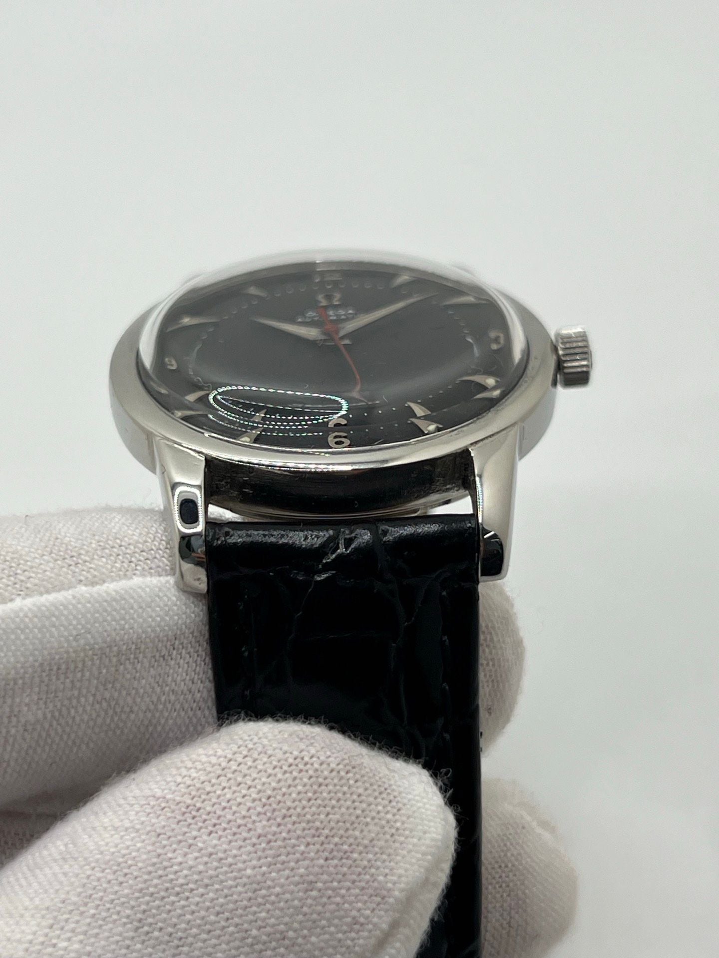 Plongez dans l’univers de l’horlogerie d’exception avec l’Omega Seamaster Automatic, une montre emblématique alliant élégance et performance. Dotée d’un mouvement automatique de haute précision, elle incarne le savoir-faire légendaire d’Omega. Conçue pour les amateurs de montres de luxe et de plongée, elle séduit par son design intemporel et sa robustesse. Un garde-temps idéal pour accompagner toutes vos aventures.