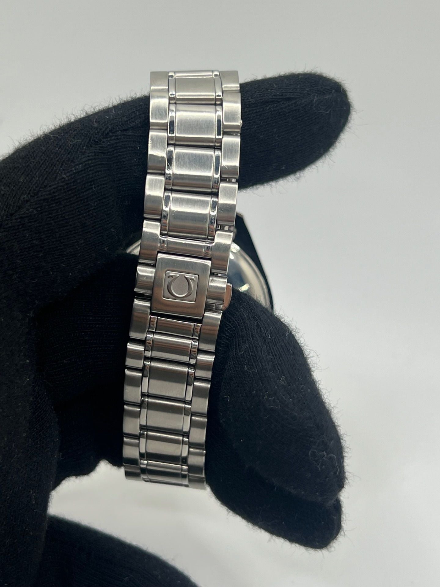 Découvrez la montre Omega Speedmaster Day Date, une icône horlogère qui incarne l’alliance parfaite entre sportivité et élégance. Ce chronographe Omega Day Date séduit par son cadran bleu profond et son boîtier en acier de 39 mm. Dotée d’un mouvement automatique Omega Speedmaster, elle offre les fonctions complètes d’un calendrier (jour, date, mois) et un tachymètre. Cette montre automatique Omega Speedmaster est animée par le calibre 1151 et dispose d’une réserve de marche de 44 heures.