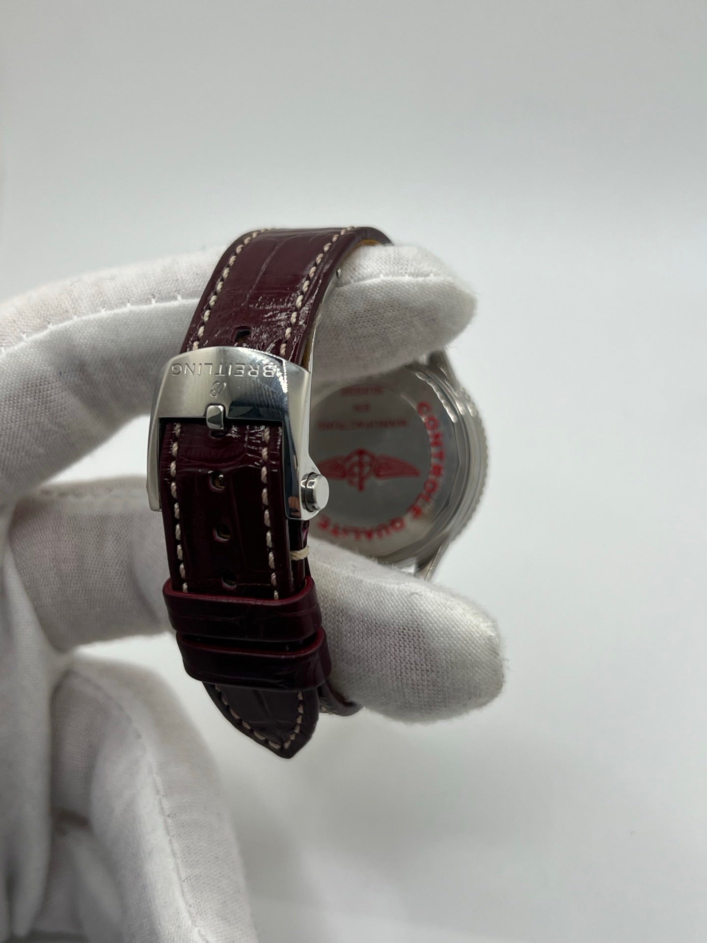 Montre Breitling Navitimer A17327211G1P1 pour femme, modèle automatique en acier de 36 mm avec cadran argent sans chiffres et verre saphir. Cette montre de luxe dispose du calibre Breitling 17 avec une réserve de marche de 38 heures. Elle est équipée d’un bracelet en cuir bordeaux avec boucle déployante en acier. Montre étanche à 3 ATM, état neuf, jamais portée, sans coffret ni papiers d’origine.