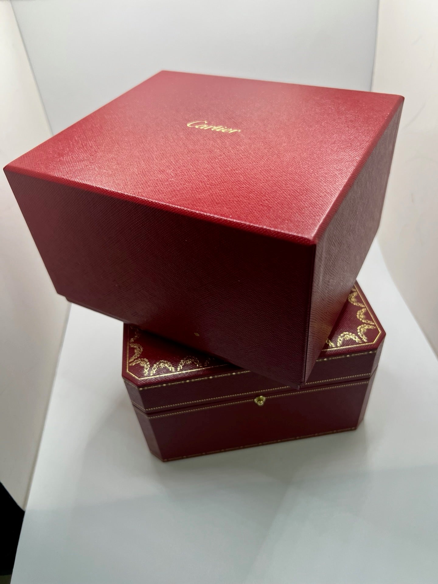 Montre Cartier Must de Cartier Tank Trinity en argent, à remontage manuel, avec boîtier de 23 x 30 mm et cadran jaune sans chiffres. Ce modèle emblématique est équipé d’un bracelet en cuir bleu avec boucle ardillon en acier, d’un verre minéral et d’une lunette en argent. Montre de luxe vintage homme ou unisexe, d’occasion en bon état, présentant des traces d’usure visibles. Révisée en interne, livrée avec coffret d’origine, idéale pour les collectionneurs de montres Cartier Tank Trinity.