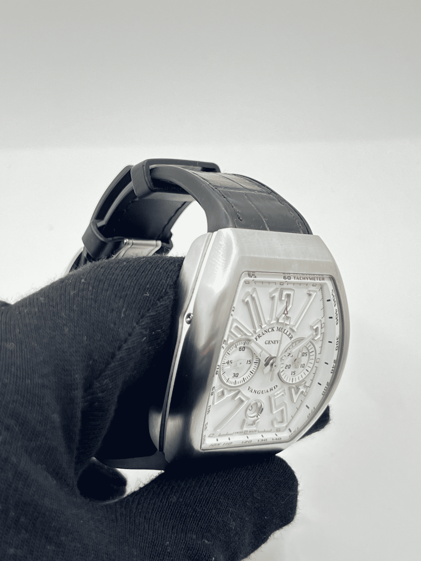 Découvrez la prestigieuse Franck Muller Vanguard 2018, une montre d’exception alliant design audacieux et précision horlogère. Ce modèle emblématique est vendu avec son coffret d’origine et ses papiers d’authenticité, garantissant son pedigree et sa valeur. Son boîtier raffiné, son cadran élégant et son mouvement de haute qualité en font une pièce prisée des collectionneurs et amateurs de montres.