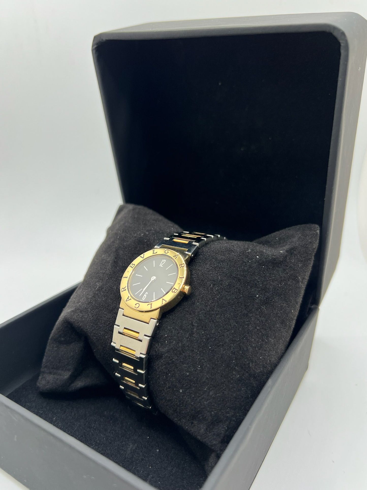 La montre Bulgari Ladies Yellow Gold 18K incarne l’élégance féminine. Ce modèle emblématique en or jaune 18 carats reflète le luxe intemporel de la maison Bulgari. Raffinée et prestigieuse, cette Bulgari pour femme en or 18K séduit par son design épuré et son éclat unique, symbole du savoir-faire italien.