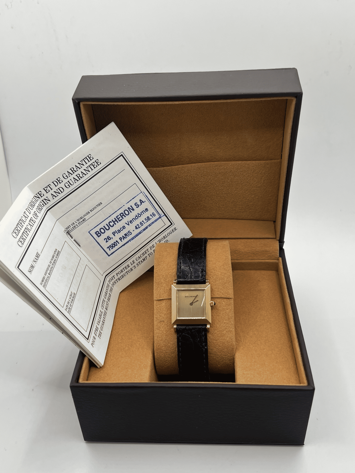 Laissez-vous séduire par l’élégance intemporelle de la montre Boucheron Carrée en or 18 carats, une pièce emblématique alliant design géométrique et savoir-faire joaillier. Son boîtier en or massif 750 incarne le luxe discret et l’art de vivre à la française. Une montre précieuse, idéale pour les amateurs de belles mécaniques et de créations signées par les grandes maisons de la haute horlogerie.