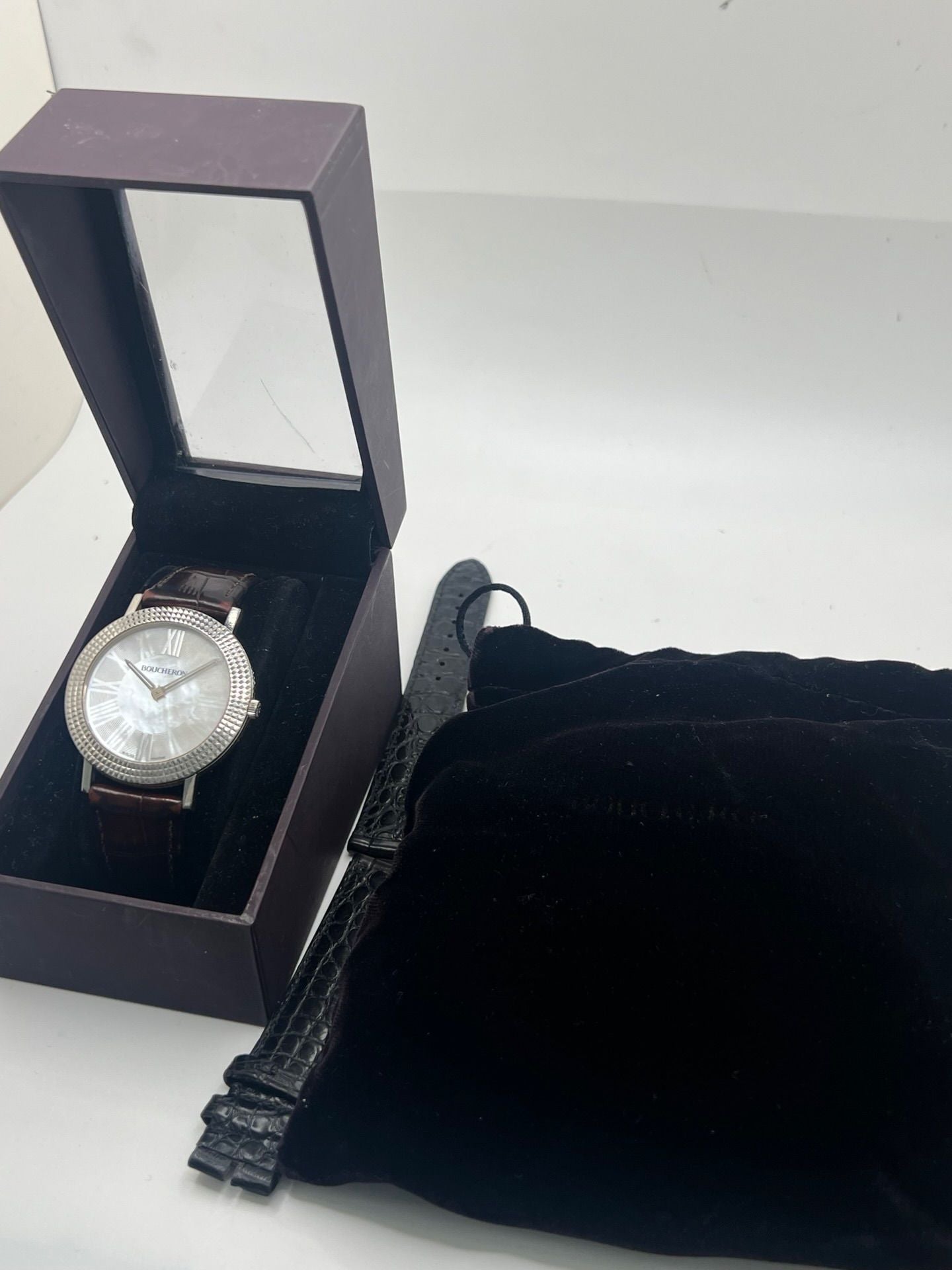 Découvrez l’élégance intemporelle de la Boucheron Ronde Clous de Paris, une montre Boucheron haut de gamme alliant raffinement et savoir-faire horloger. Ce modèle Ronde Clous de Paris se distingue par son cadran en nacre, subtilement mis en valeur par un boîtier en acier de 38 mm et un bracelet en peau d’alligator brun, synonyme de luxe et de confort.