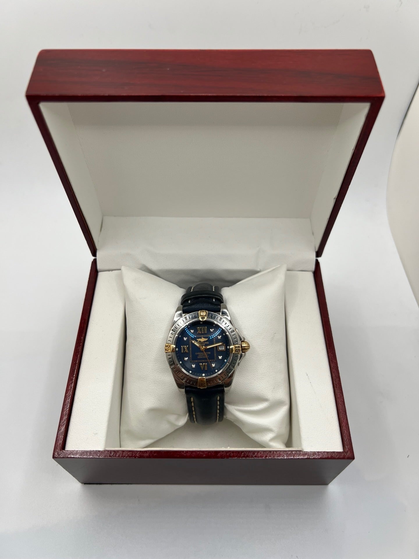 La montre Breitling Cockpit Lady B71356 séduit par son boîtier en or et acier et son cadran bleu élégant. Équipée du mouvement Breitling Kaliber 71, cette montre femme Breitling allie précision et style. Son bracelet cuir bleu et ses chiffres romains en font une montre de luxe Breitling pour femme idéale au quotidien.