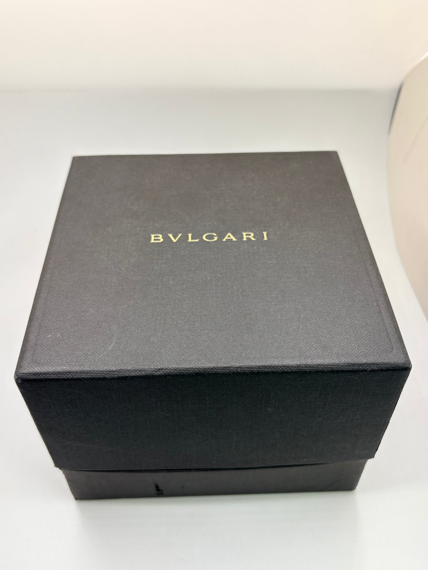 Montre Bulgari Diagono référence CH 35 G en or jaune avec boîtier de 35 mm, d'année inconnue et animée par un mouvement à quartz d'exception comptant 22 pierres. Son cadran blanc à index bâtons avec chronographe et dateur est protégé par un verre saphir et complété par un bracelet en or jaune avec boucle pliante. Cette montre Bulgari d'occasion est en très bon état, révisée en interne et livrée avec son coffret d'origine. Une pièce d'exception disponible à Paris.