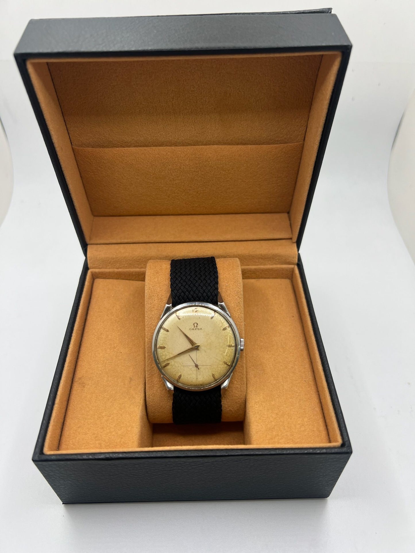 Montre Omega Classic Jumbo 2603-12 rare, modèle vintage des années 1950 avec boîtier oversize en acier de 37,5 mm. Mouvement mécanique à remontage manuel calibre 266. Cadran argenté à chiffres arabes avec petite seconde. Pièce recherchée par les collectionneurs pour son design intemporel et son format hors norme. Montre homme/unisexe, en bon état de fonctionnement, révisée en juillet 2025.