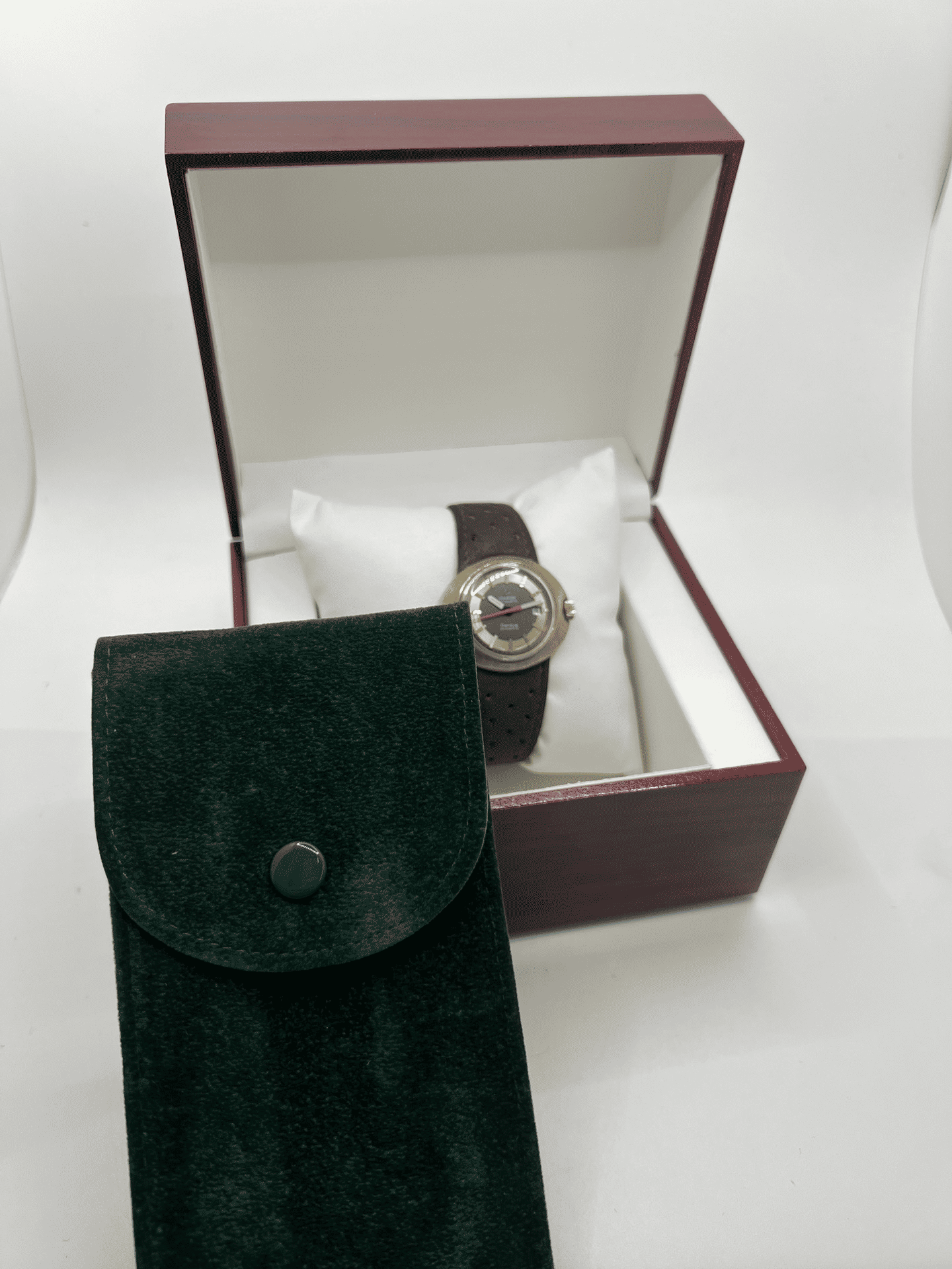 Découvrez l'Omega Dynamic Tool 102, une montre emblématique vendue avec sa boîte d'origine et son certificat d'authenticité. Ce modèle au design unique séduit les amateurs d’horlogerie par son style intemporel et sa précision. Idéale pour les collectionneurs, cette Omega Dynamic Tool 102 est une pièce rare alliant histoire et élégance.