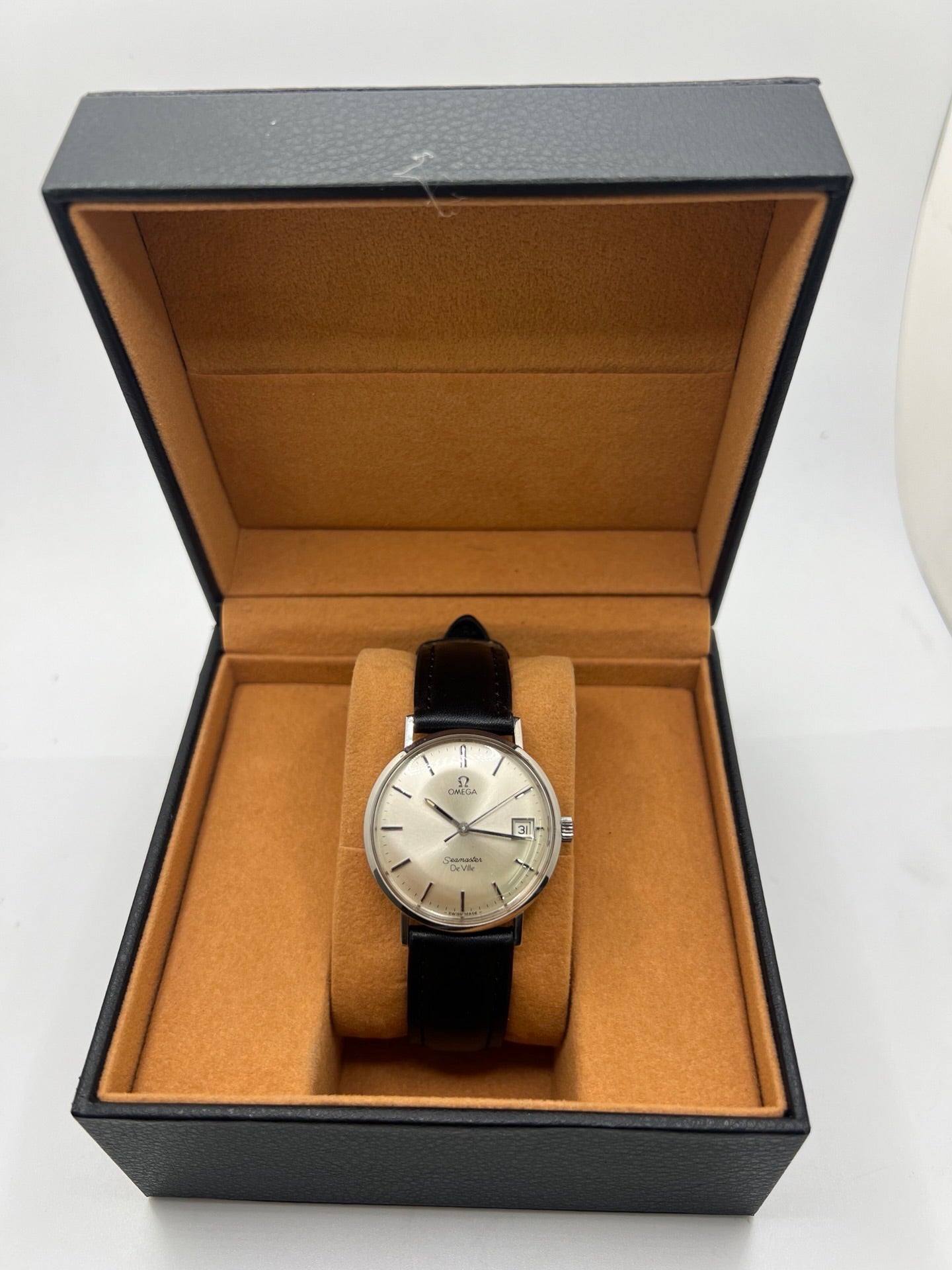 Montre Omega Seamaster DeVille vintage des années 60, à remontage manuel avec calibre 611. Boîtier en acier de 34 mm, cadran argent et bracelet en cuir. Ce modèle emblématique allie élégance et précision horlogère. Parfaite pour les amateurs de montres anciennes, cette Seamaster DeVille incarne le savoir-faire intemporel d’Omega.