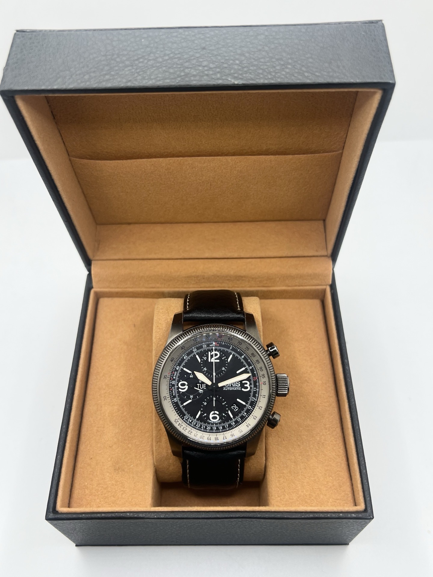 Montre Oris Big Crown X1 Calculator automatique en acier de 46 mm avec cadran noir à chiffres arabes et lunette calculator inspirée de l’aviation. Cette montre de pilote Oris Big Crown est équipée d’un verre saphir et d’un bracelet cuir noir neuf offrant confort et style sportif. Modèle emblématique de l’univers aéronautique, cette Oris automatique séduit par son design technique, sa grande lisibilité et son caractère affirmé. Révisée et garantie 1 an.