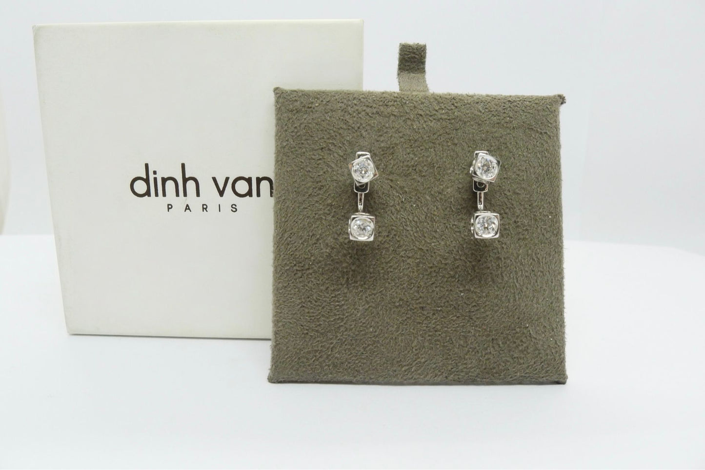 Découvrez cette paire de boucles d'oreilles Dinh Van en or blanc, mettant en valeur deux diamants naturels d'un poids total de 0,24 ct. Élégantes et raffinées, ces boucles d'oreilles sont livrées avec leur boîte d'origine Dinh Van, garantissant leur authenticité et leur qualité. Ces boucles d'oreilles sont le choix parfait pour toute occasion spéciale.
