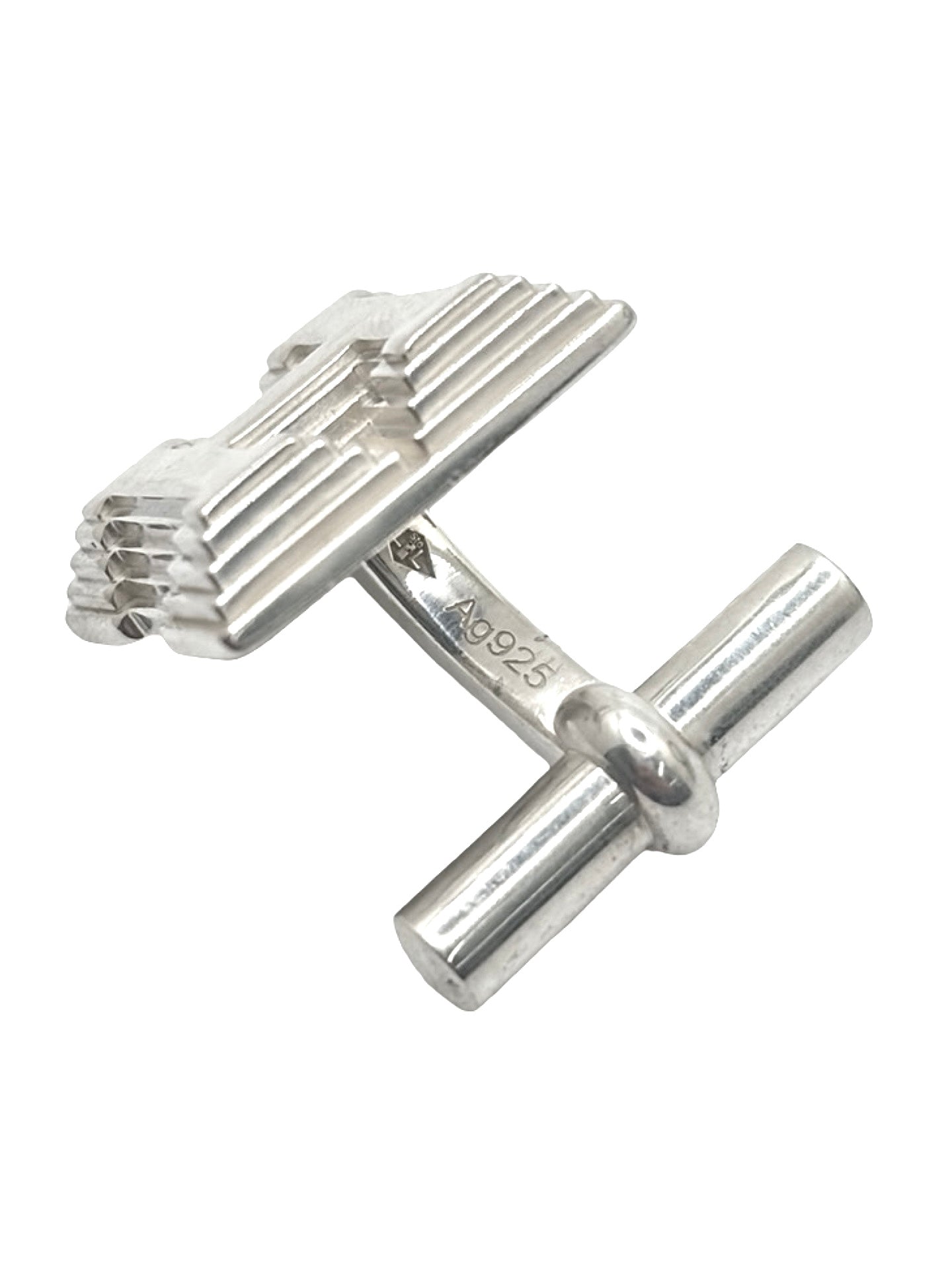 Boutons de manchettes Hermès en argent 925 au style élégant et intemporel. Cette paire raffinée en argent massif séduit par ses finitions soignées et son design sophistiqué caractéristique du savoir-faire Hermès. Accessoires de luxe parfaits pour compléter un costume, une tenue habillée ou une cérémonie. Boutons de manchettes précieux alliant distinction, élégance masculine et qualité joaillière dans un esprit chic et contemporain.