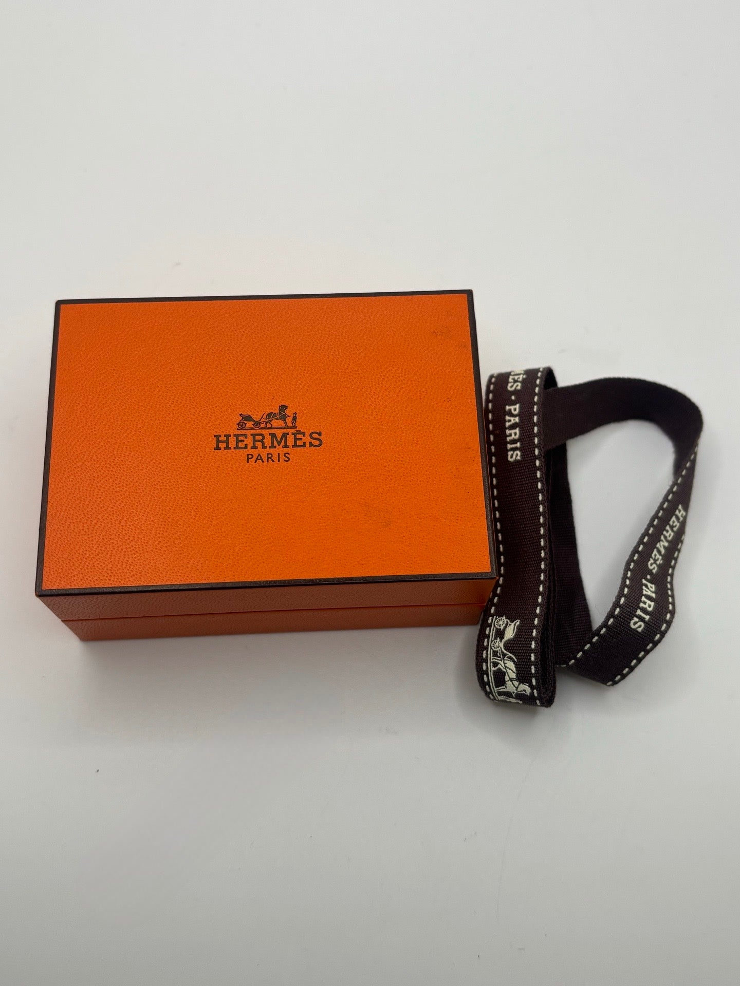 Boutons de manchettes Hermès en or jaune 18K au design élégant et intemporel. Cette paire raffinée en or jaune 750 millièmes reflète le savoir-faire de la maison Hermès avec des finitions soignées et un style sophistiqué. Accessoires de luxe idéals pour compléter une tenue habillée, une cérémonie ou un costume élégant. Boutons de manchettes précieux mêlant distinction, raffinement et élégance masculine contemporaine.
