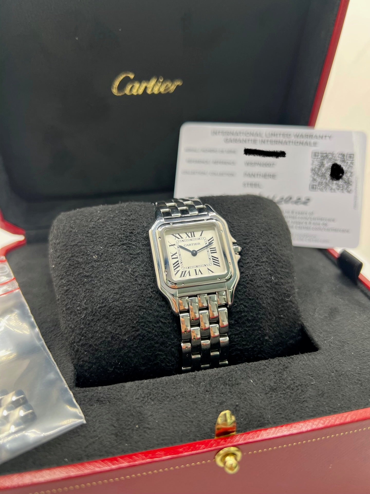 Montre Cartier Panthère WSPN0007 pour femme en acier avec boîtier de 27 x 37 mm et cadran argent à chiffres romains. Modèle quartz élégant équipé de verre saphir et bracelet acier avec boucle pliante, combinant confort et style raffiné. Montre iconique de la collection Panthère, idéale pour un usage quotidien ou une occasion spéciale. Pièce d’occasion en très bon état, révisée, livrée avec coffret et papiers d’origine.