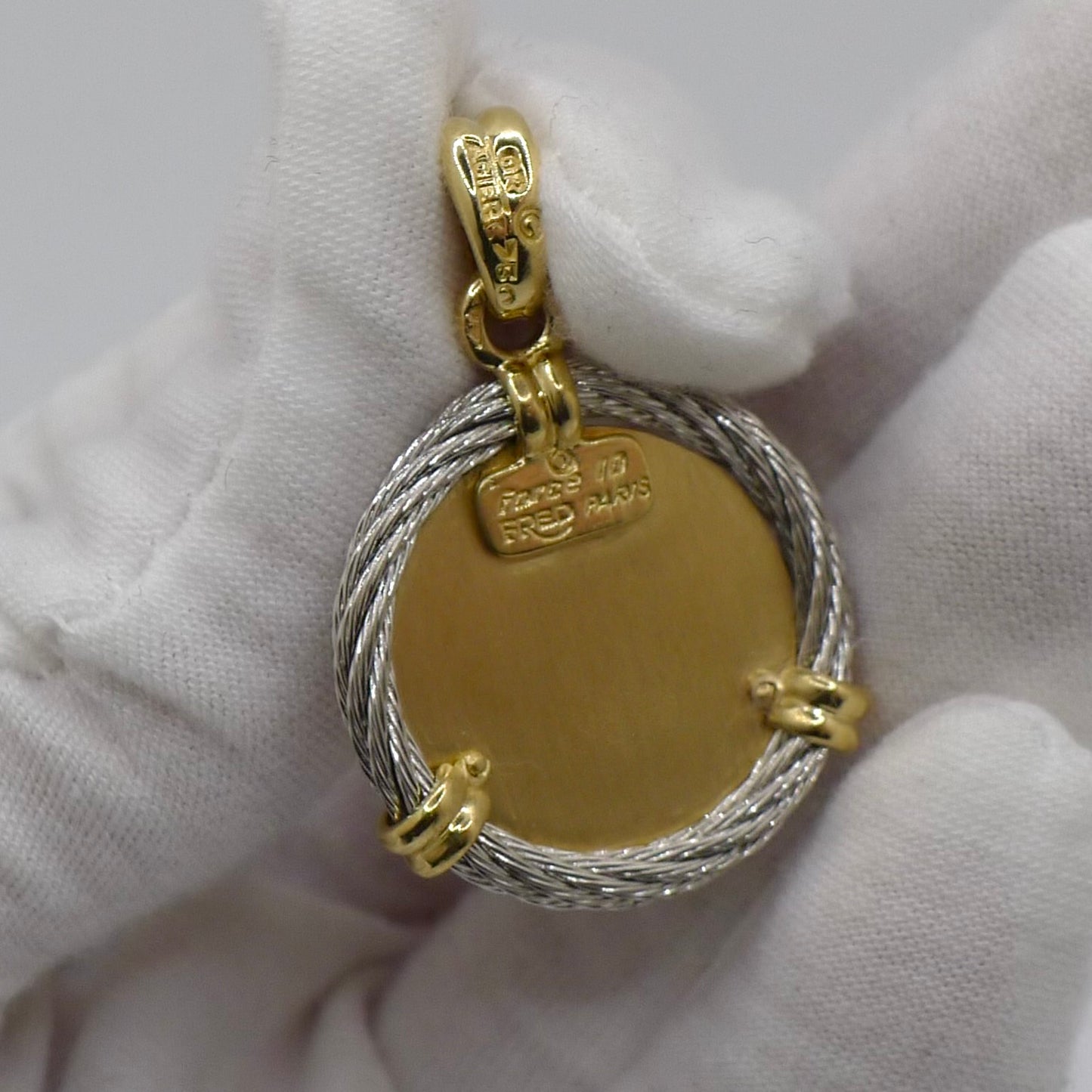 Affirmez votre signe avec ce superbe pendentif Fred Force 10 représentant les Gémeaux, conçu en or jaune 18K et acier. Alliant élégance et modernité, ce bijou emblématique incarne parfaitement l’esprit audacieux et raffiné de la collection Force 10. Un accessoire unique, idéal pour les amateurs d’astrologie et de créations joaillières intemporelles.