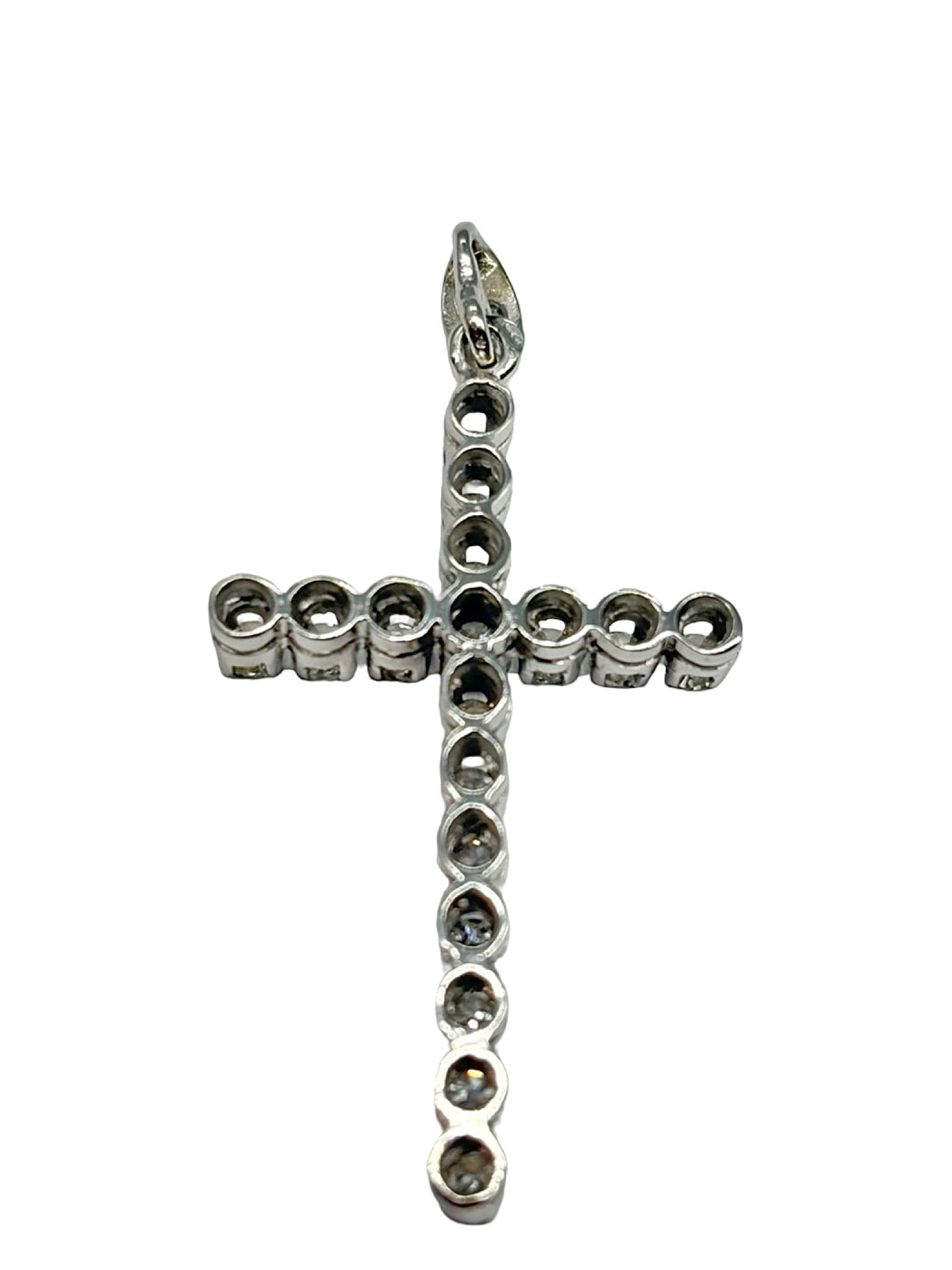 Pendentif croix en or blanc 14K (585‰) serti de diamants totalisant 0,90 carat. Élégant et intemporel, ce pendentif met en valeur l'éclat des diamants associé à la brillance de l'or blanc. Son design raffiné en forme de croix en fait un bijou symbolique, idéal à offrir ou à porter au quotidien. Réalisé avec un savoir-faire joaillier de qualité, il apporte une touche d'élégance et de lumière à toutes les tenues.