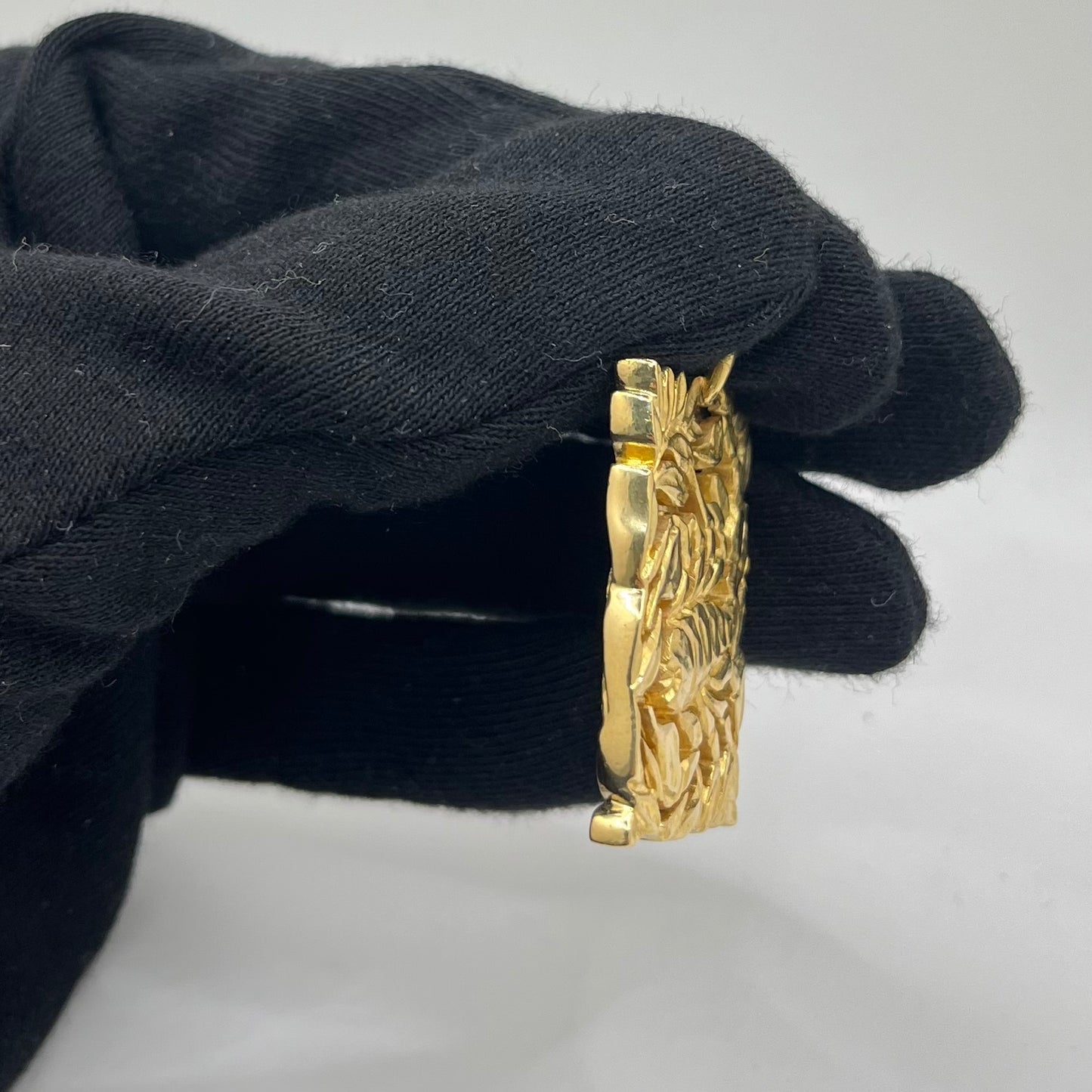 Sublimez votre style avec ce rare pendentif en or signé Van Cleef & Arpels Paris, représentant le Scorpion dans un design moderniste et raffiné. Une pièce emblématique qui allie le savoir-faire exceptionnel de la maison à une touche astrologique unique. Idéal pour les passionnés de haute joaillerie et les natifs du Scorpion en quête d’un bijou d’exception.