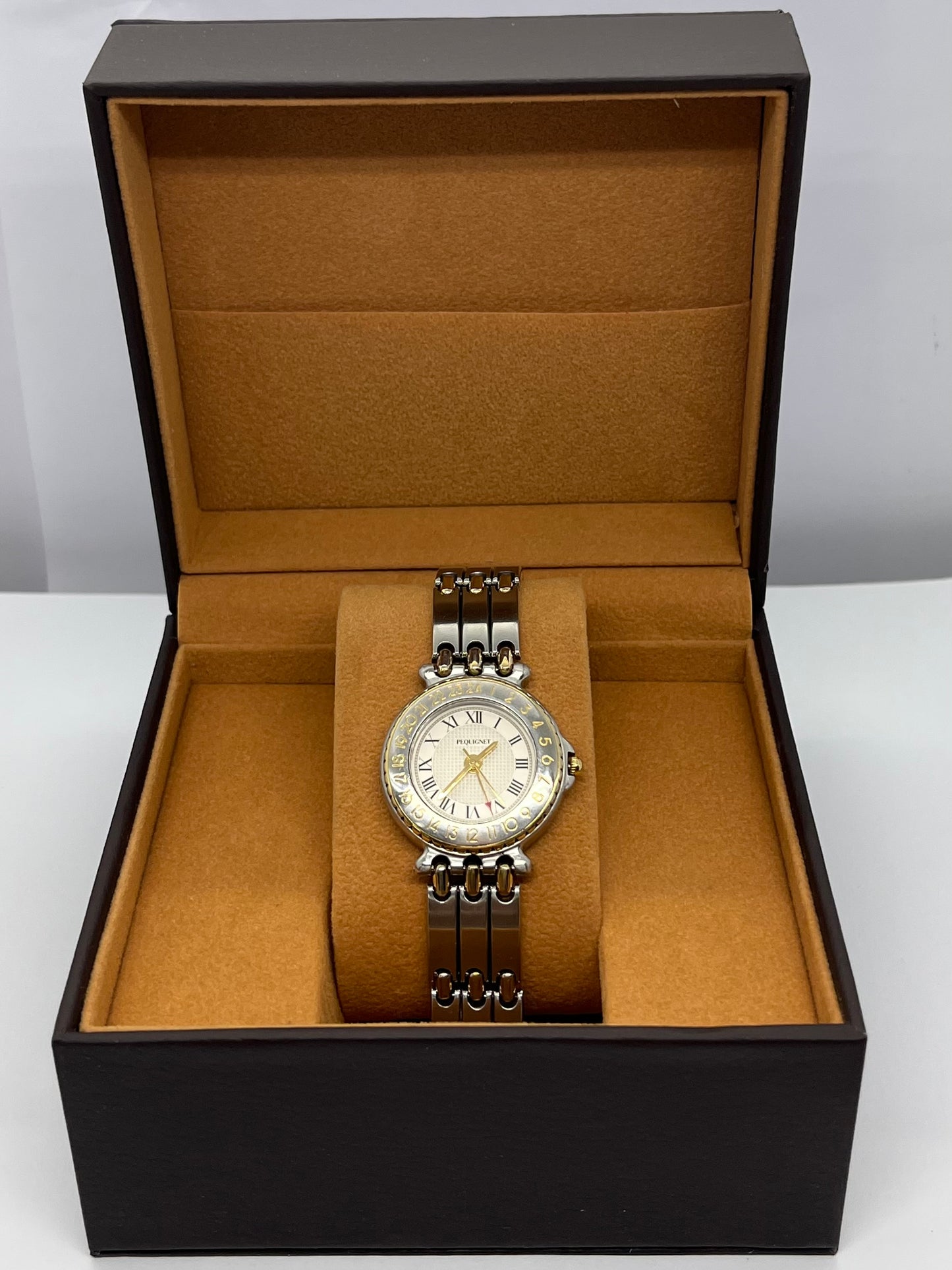 Montre vintage Pequignet Moorea GMT Paul-Loup Sulitzer en acier, mouvement quartz, diamètre 37 mm. Édition rare des années 90, avec fonction double fuseau horaire. Cadran blanc, chiffres romains, bracelet acier. Révisée, garantie 1 an. Une pièce de collection pour amateur de garde-temps élégants et originaux.