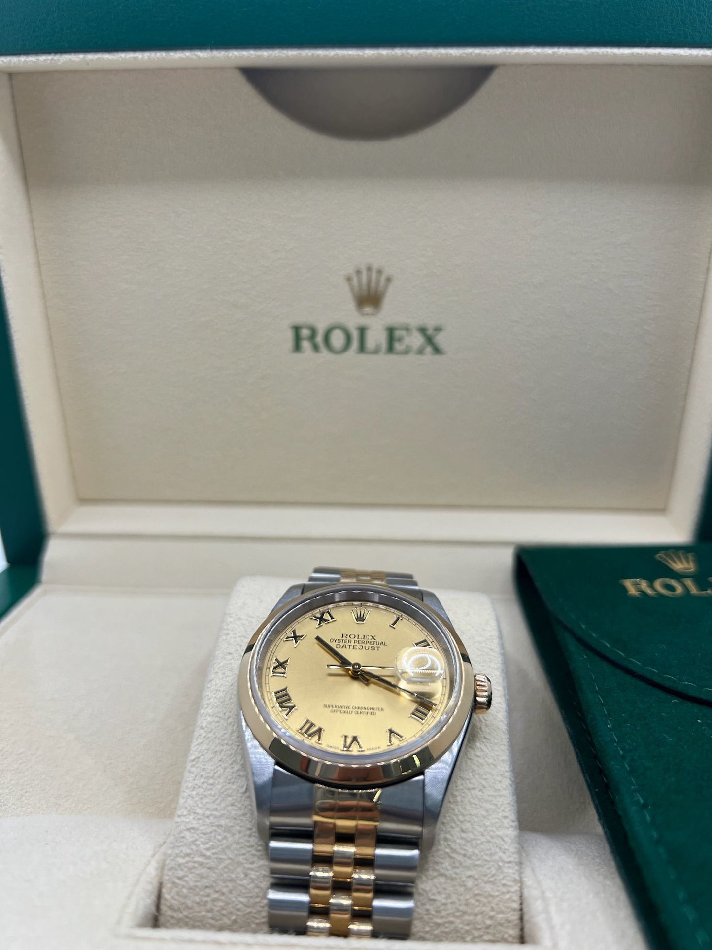 La Rolex Datejust 36 Jubilee 2003 est une montre emblématique alliant élégance et précision. Son boîtier de 36 mm et son bracelet Jubilee offrent un confort exceptionnel et un style intemporel. Ce modèle vintage de 2003 séduit les passionnés de montres de luxe pour sa qualité de fabrication et sa valeur sûre sur le marché horloger. Une pièce recherchée, idéale pour les collectionneurs exigeants.