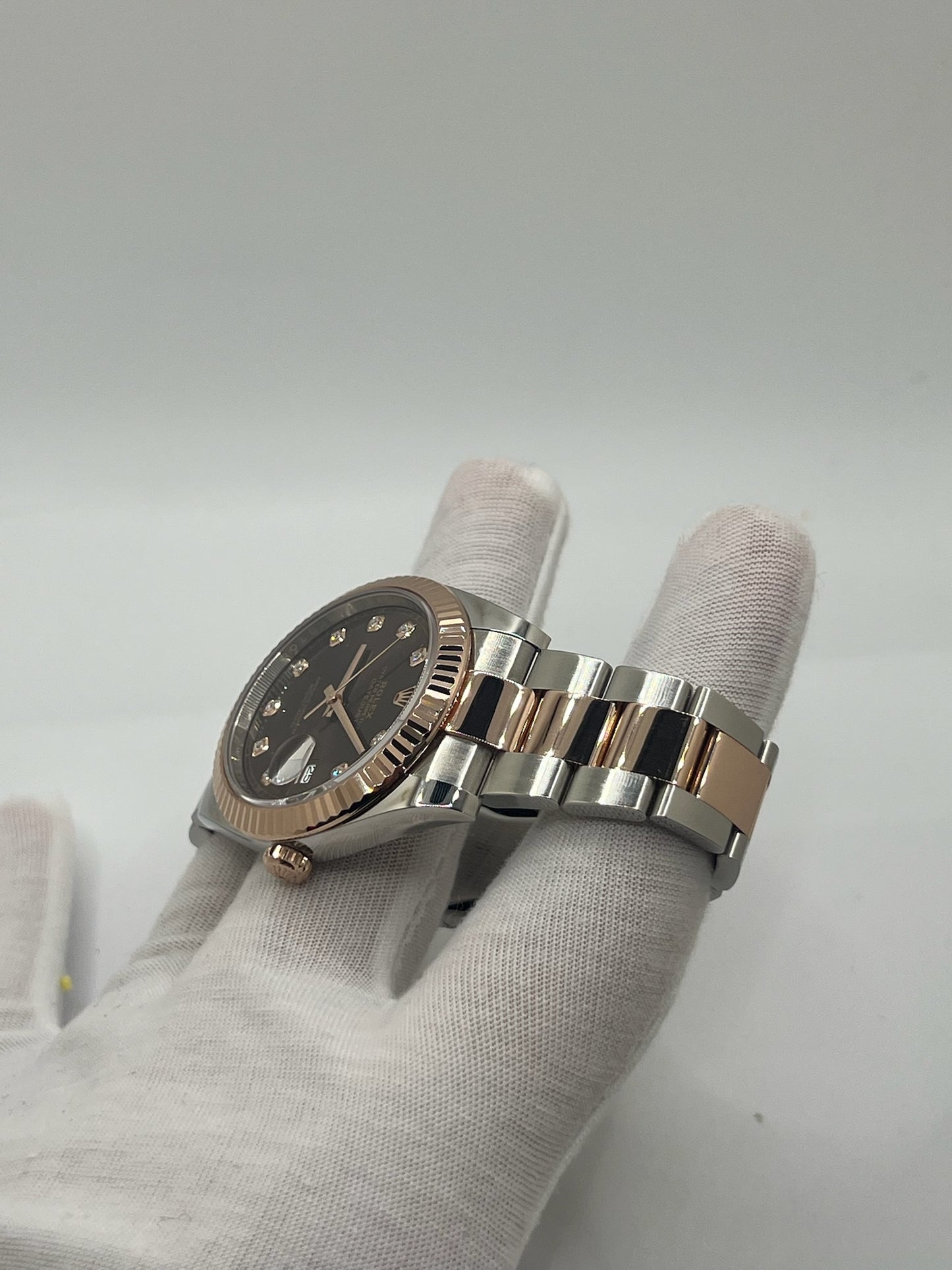 Découvrez l'élégance intemporelle de la Rolex Datejust 41 en or rose, un garde-temps d'exception au cadran chocolat raffiné, sublimé par des index en diamants étincelants. Symbole de luxe et de précision, cette montre iconique allie sophistication et performance horlogère. Idéale pour les amateurs de haute horlogerie, la Rolex Datejust 41 en or Everose incarne le prestige et le raffinement absolu.