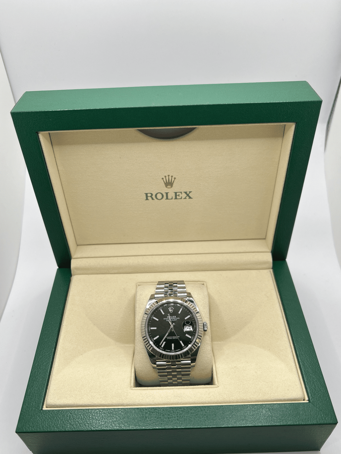 Découvrez la Rolex Datejust 41 réf. 126334 avec son élégant bracelet Jubilee et sa boîte d'origine. Ce modèle iconique allie raffinement et précision horlogère, idéal pour les amateurs de montres de luxe. Son design intemporel et ses finitions haut de gamme en font une pièce d’exception. Ne manquez pas cette montre Rolex Datejust 41 mm, symbole d’élégance et de prestige.
