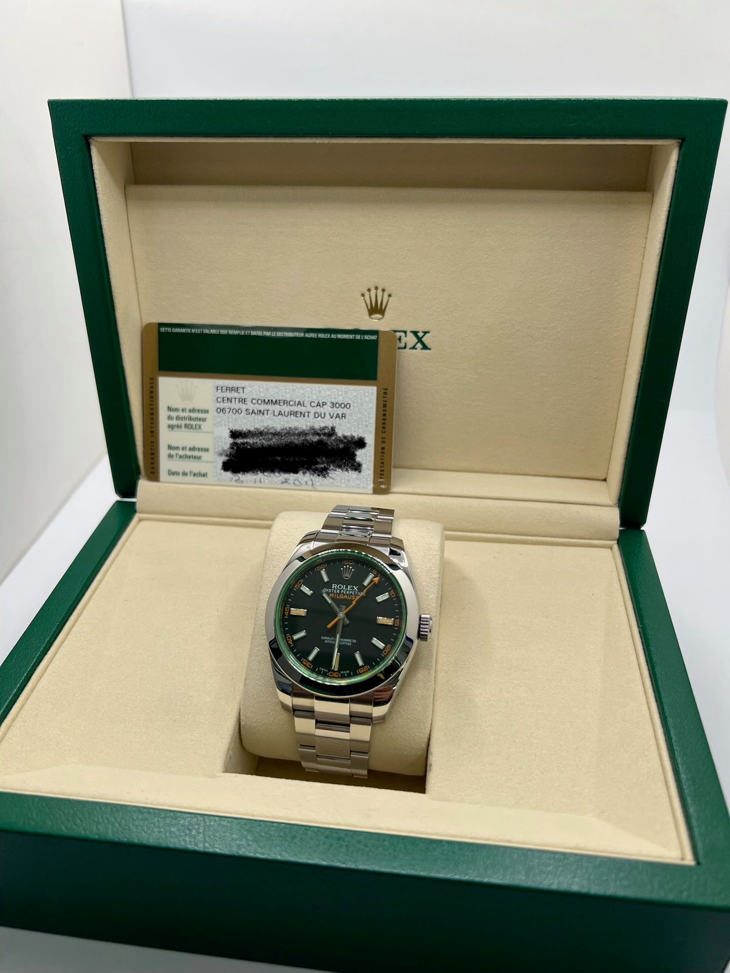 Montre Rolex Milgauss 116400GV en acier avec mouvement automatique calibre 3131, dotée d’un cadran noir sans chiffres et d’un verre saphir teinté vert emblématique. Boîtier de 40 mm étanche à 10 ATM avec bracelet acier assorti. Modèle iconique conçu pour résister aux champs magnétiques, en très bon état avec légères micro-rayures. Révisée en 2025, livrée avec coffret et papiers d’origine, disponible à Paris.