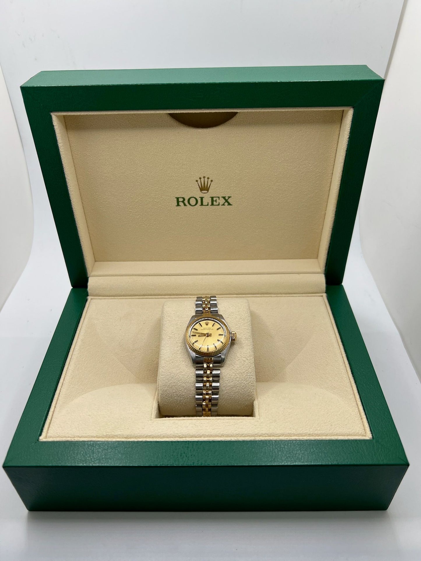 Montre de luxe pour femme, la Rolex Oyster Perpetual Lady 26 mm séduit par son élégance intemporelle. Dotée d’un boîtier en acier et d’un bracelet Jubilee raffiné, elle incarne le savoir-faire Rolex. Idéale pour les poignets fins, cette montre automatique allie précision, style et discrétion au quotidien.