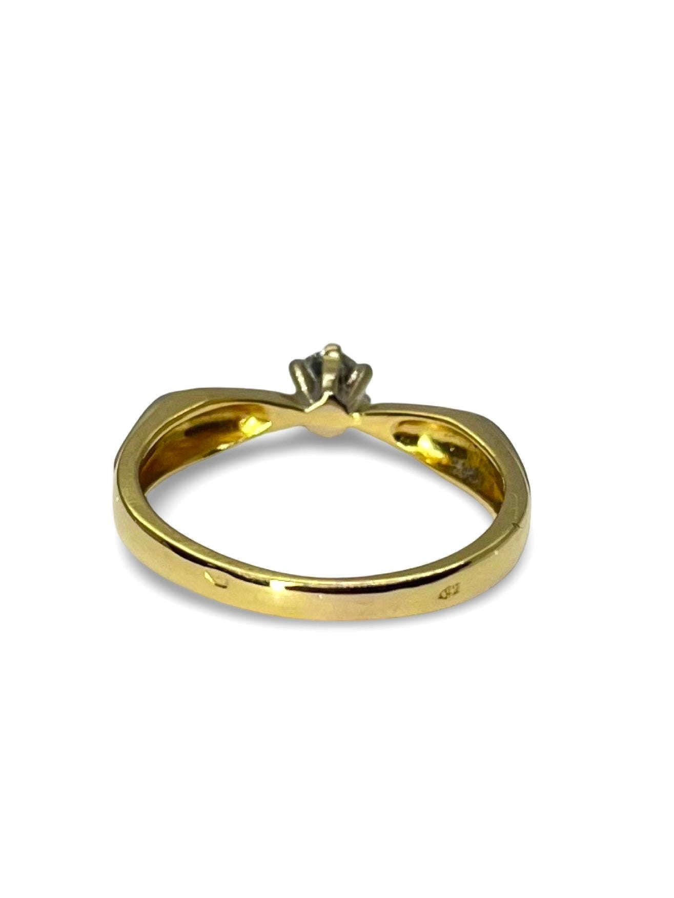 Intemporel et raffiné, ce solitaire en or jaune 18 carats met en valeur un diamant central de 0,20 carat. Symbole d’élégance et de promesse, il séduit par sa simplicité lumineuse. Idéal pour une demande en mariage ou un cadeau précieux, ce bijou délicat sublime la main avec éclat et discrétion.