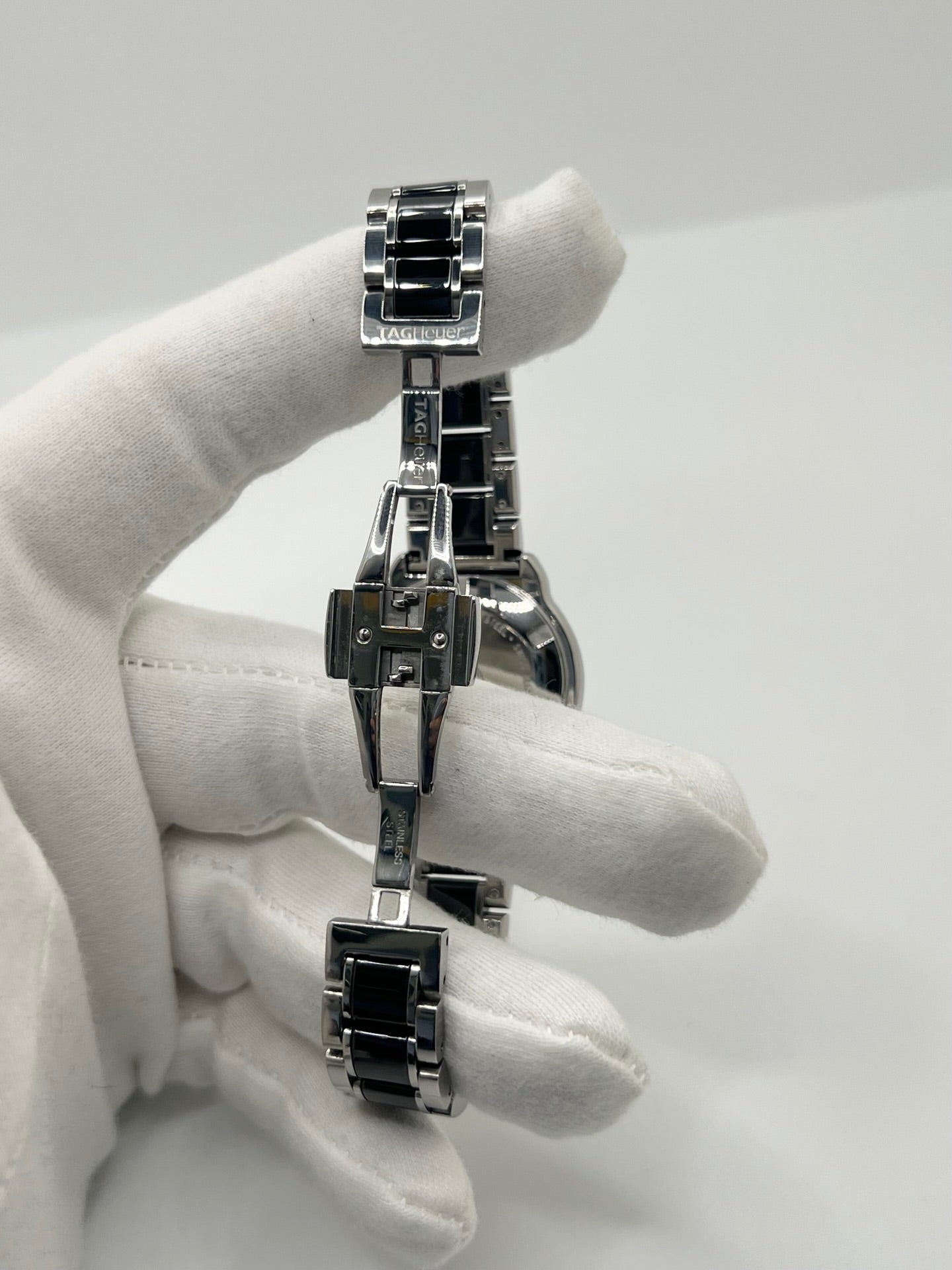 Montre TAG Heuer Formula 1 Lady réf. WAH1314, modèle femme à mouvement quartz. Boîtier en céramique noire, diamètre 32 mm, bracelet acier inoxydable avec boucle double plis. Cadran noir avec fonction date, étanchéité 20 ATM. Montre de luxe sportive et élégante, d’occasion en très bon état avec légères traces d’usage peu visibles. Révisée en interne le 23 avril 2026. Sans coffret ni papiers d’origine, disponible à Paris, montre Swiss Made.