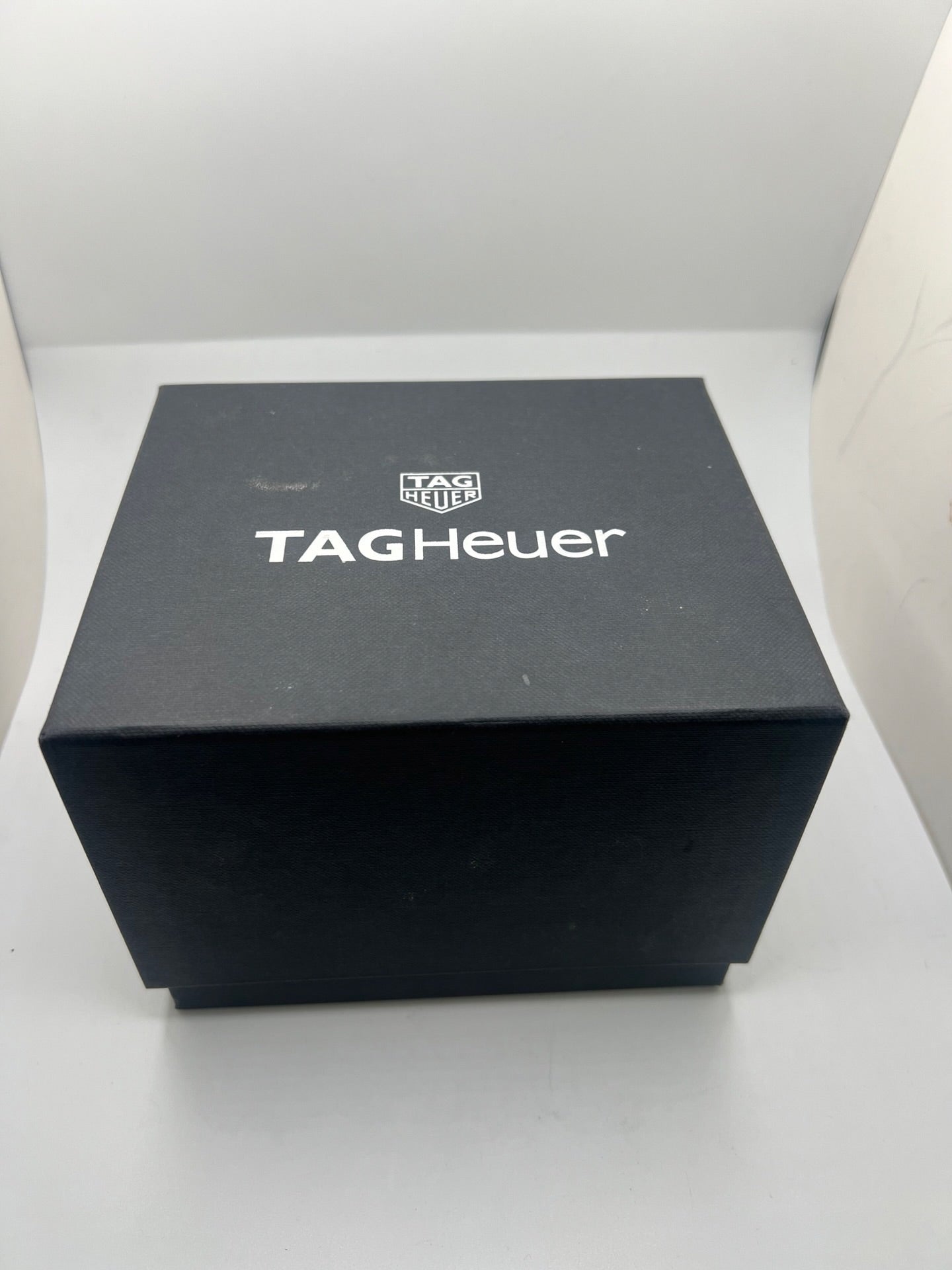 Montre TAG Heuer Formula 1 réf. WAZ1118 en acier avec mouvement à quartz, cadran bleu à chiffres arabes et verre saphir. Ce modèle de 41 mm dispose d’une étanchéité 20 ATM et d’un bracelet en acier avec boucle déployante. Fonction date intégrée. Cette TAG Heuer Formula 1 de 2019 allie robustesse et style sportif. Montre d’occasion en très bon état, révisée en interne et livrée avec coffret et papiers d’origine.