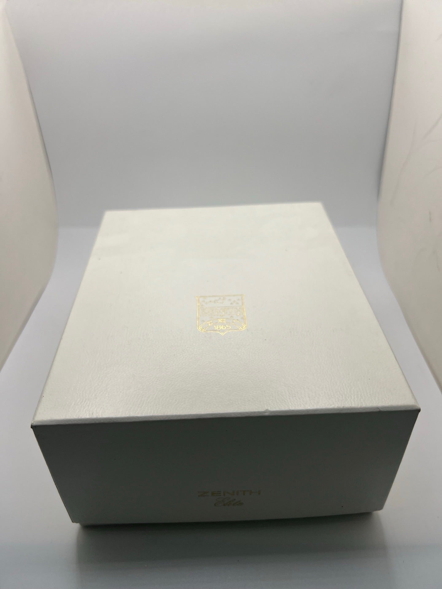 Montre Zenith Port Royal automatique en acier, modèle homme ou unisexe de 2007, équipée d’un boîtier de 37 mm et d’un élégant cadran noir à chiffres arabes. Cette montre d’occasion en très bon état dispose d’un verre saphir, d’une fonction date et d’une petite seconde. Son bracelet en cuir noir avec boucle ardillon souligne son style raffiné. Une montre Zenith Port Royal de luxe au design intemporel, idéale pour les passionnés d’horlogerie et les amateurs de pièces élégantes.