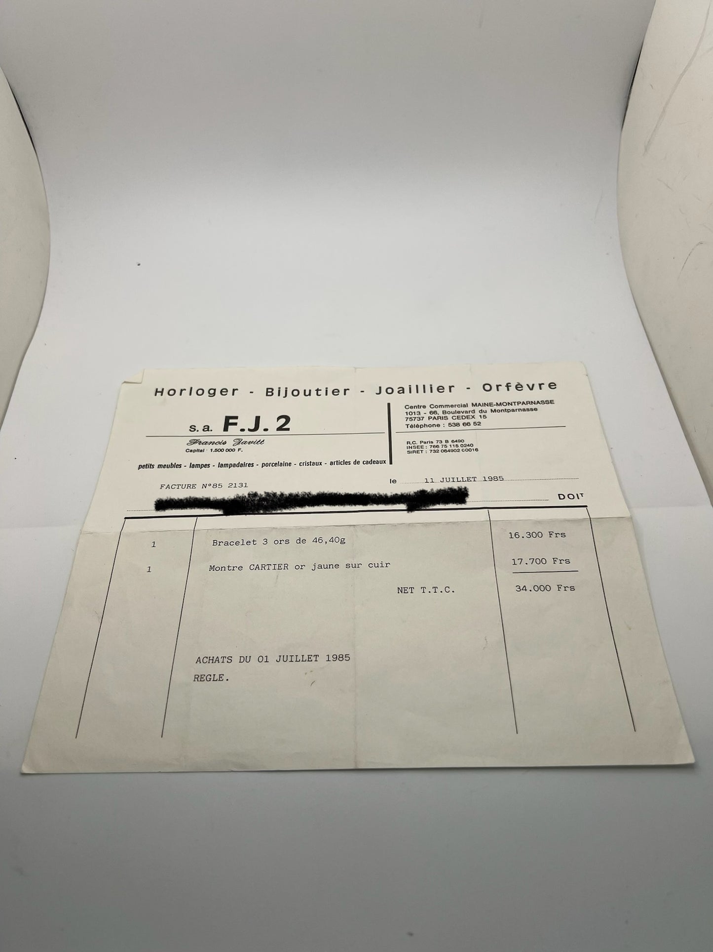 Montre Cartier modèle Calandre pour femme élégante en or jaune avec boîtier rectangulaire de 18 x 26 mm, lignes raffinées et design iconique des années 1980. Cadran blanc lumineux orné de chiffres romains noirs, protégé par un verre minéral. Mouvement à quartz assurant une lecture précise de l’heure. Bracelet en cuir de crocodile noir apportant une touche sophistiquée, équipé d’une boucle ardillon en acier. Modèle vintage en très bon état, présentant de légères micro-rayures superficielles liées à l’âge.