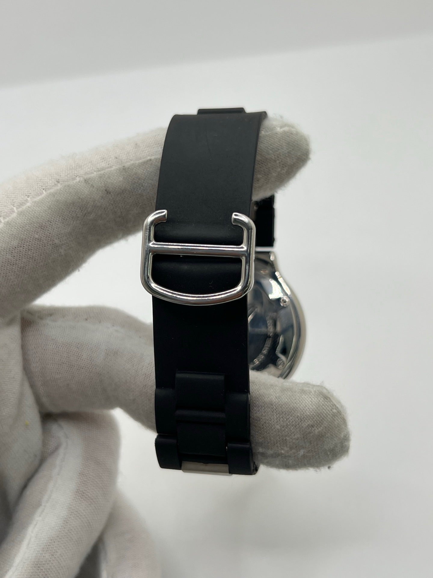 Montre Cartier 21 Must de Cartier Autoscaph automatique en acier, modèle homme ou unisexe avec boîtier de 37 mm et cadran noir à chiffres romains. Ce modèle d’occasion en très bon état dispose d’un verre saphir, d’une étanchéité de 10 ATM et d’une fonction date. Son bracelet en caoutchouc noir avec boucle en acier complète son style sportif et élégant. Une montre Cartier 21 Must Autoscaph au design iconique, idéale pour les amateurs de montres de luxe.