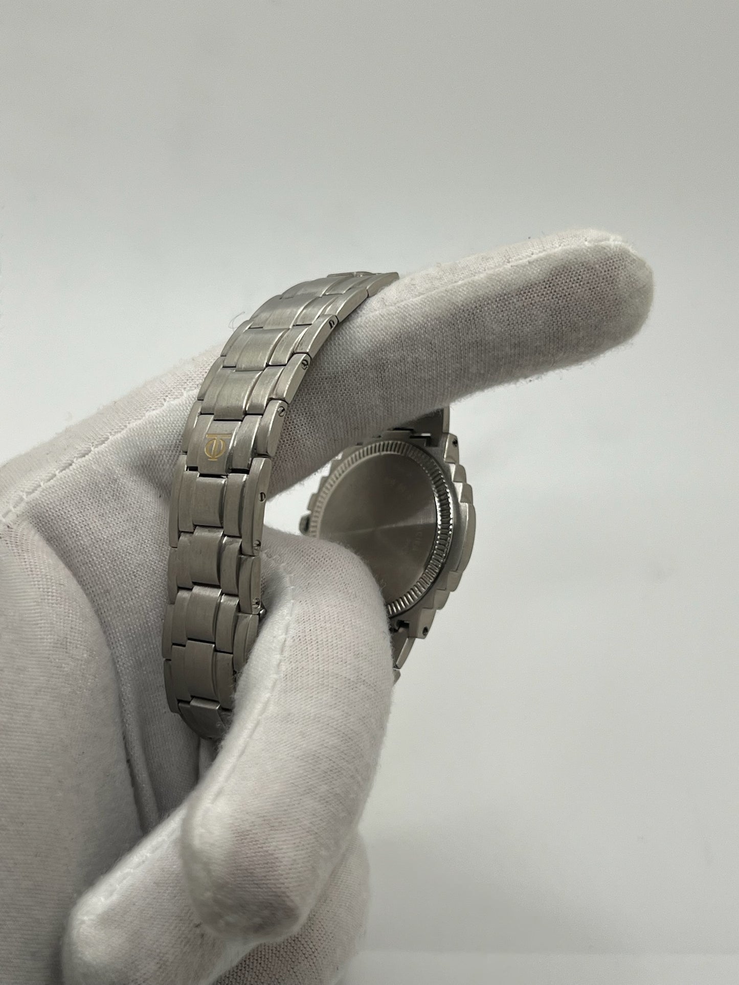 Montre Baume & Mercier 5136.018.3 pour homme/unisexe, boîtier 34 mm en or et acier, cadran blanc à chiffres romains, mouvement quartz précis. Verre saphir résistant aux rayures, bracelet en acier avec boucle double plis. Fonction date. Montre d’occasion en très bon état avec papiers d’origine, élégante et intemporelle.