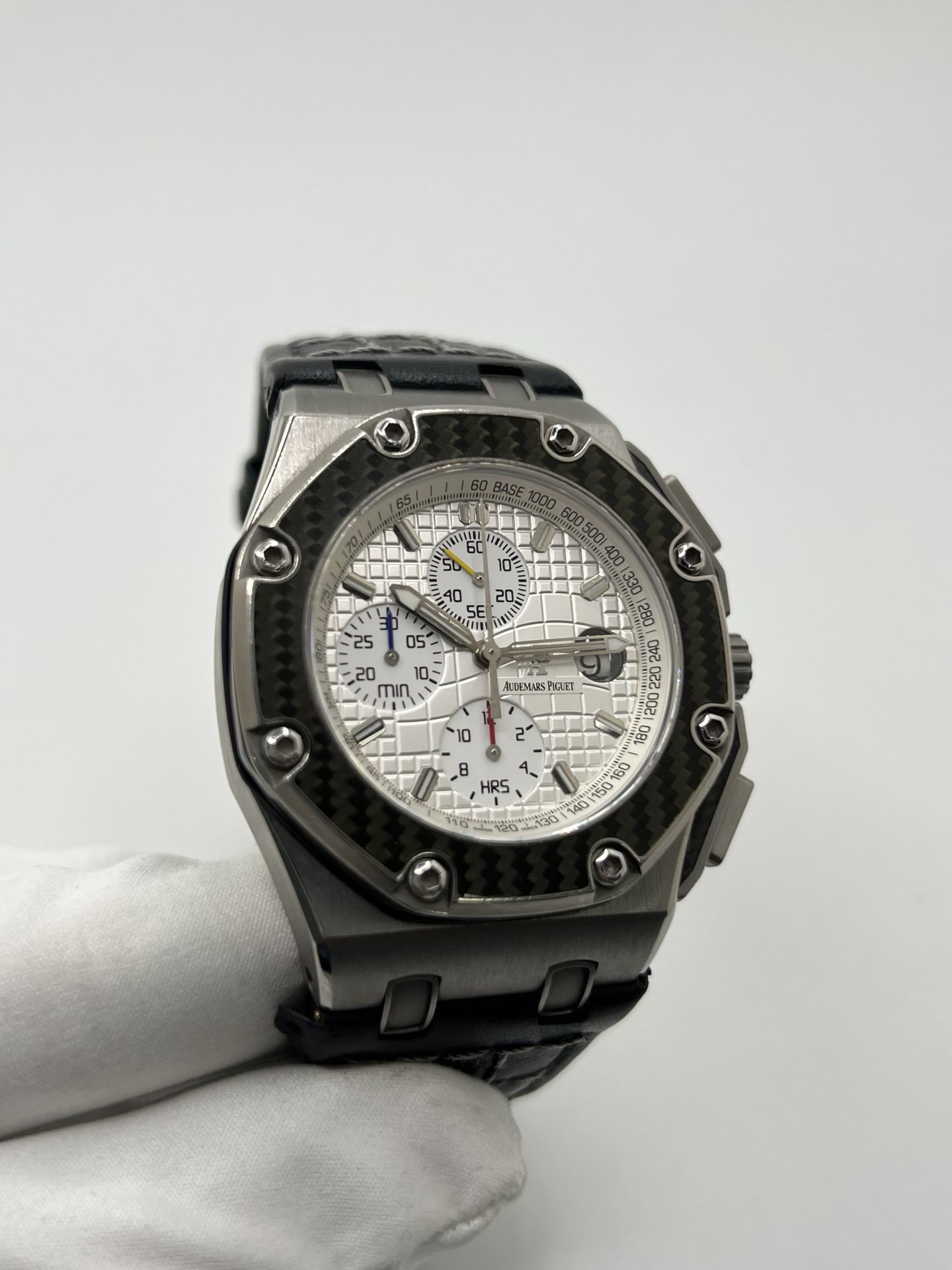 Montre Audemars Piguet Royal Oak Offshore “Juan Pablo Montoya” réf. 26030IO.OO.D001IN.01 en titane avec lunette carbone et cadran argent. Cette édition limitée à 1000 exemplaires est équipée du mouvement automatique Audemars Piguet calibre 2226/2840 avec fonction chronographe et date. Royal Oak Offshore de 44 mm inspirée de la Formule 1, avec fond transparent, bracelet cuir noir et papiers d’origine de 2004. Montre de collection rare et recherchée.