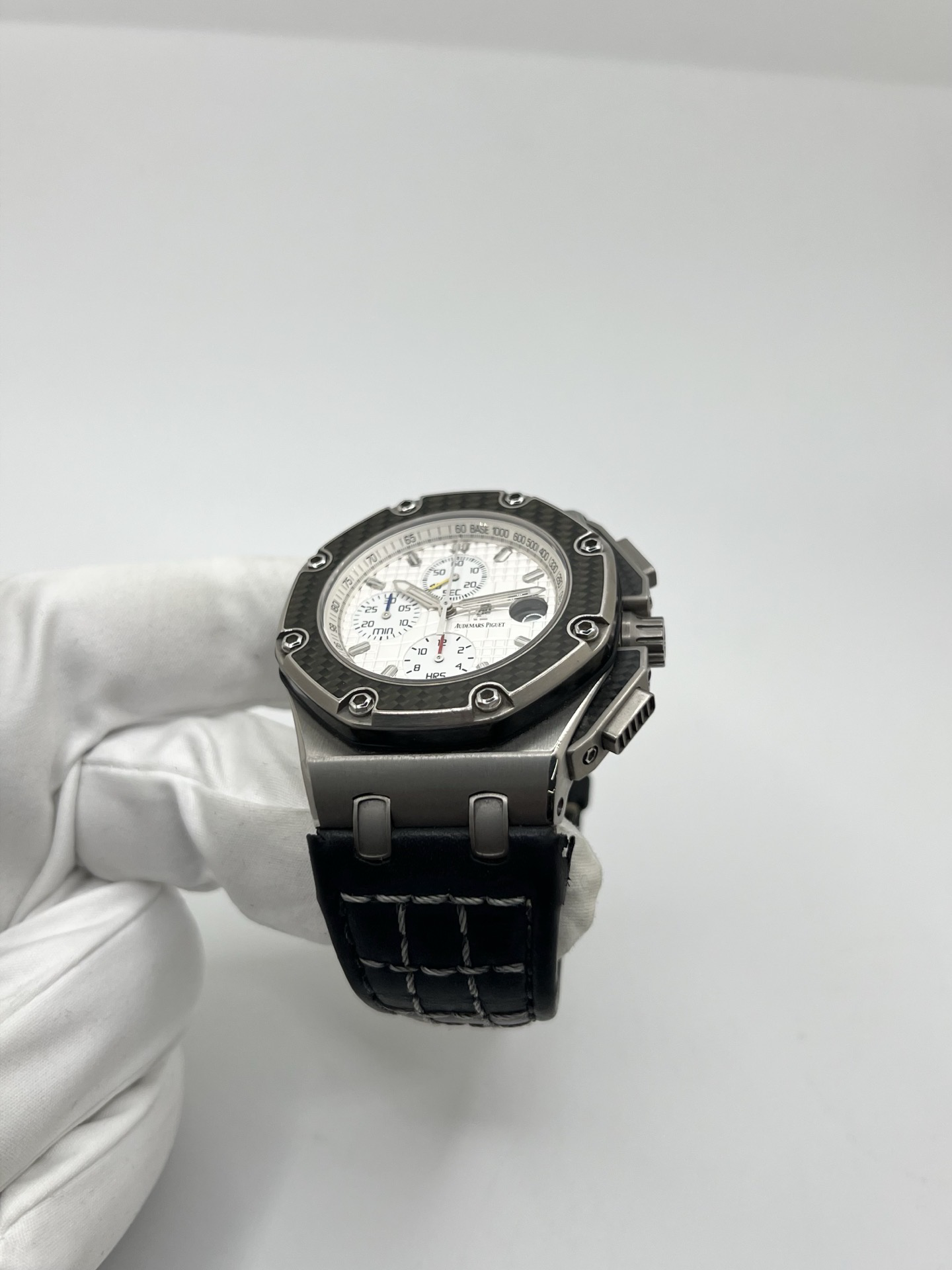Montre Audemars Piguet Royal Oak Offshore “Juan Pablo Montoya” réf. 26030IO.OO.D001IN.01 en titane avec lunette carbone et cadran argent. Cette édition limitée à 1000 exemplaires est équipée du mouvement automatique Audemars Piguet calibre 2226/2840 avec fonction chronographe et date. Royal Oak Offshore de 44 mm inspirée de la Formule 1, avec fond transparent, bracelet cuir noir et papiers d’origine de 2004. Montre de collection rare et recherchée.